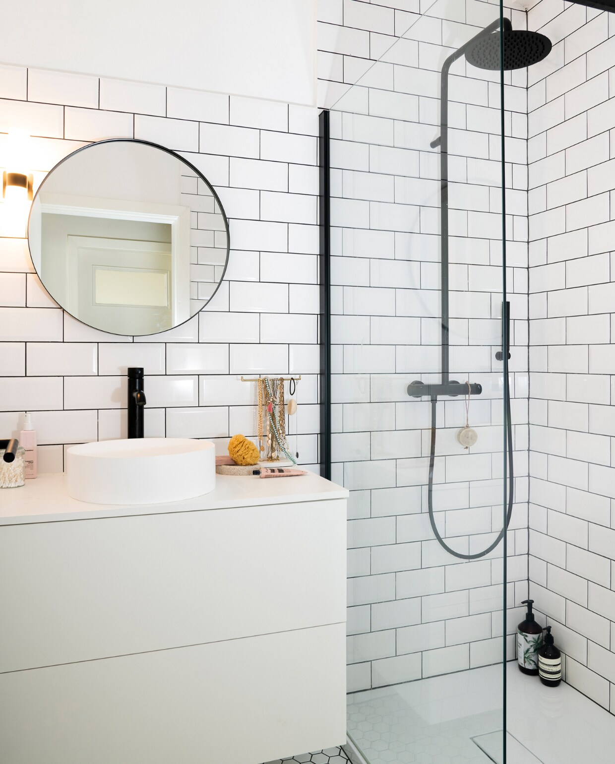 Zwarte kranen Grohe, wastafelmeubel Van Marcke. Overig onbekend. vtwonen 09-2022 | Fotografie Jonah Samyn | Tekst Katrien Depoorter