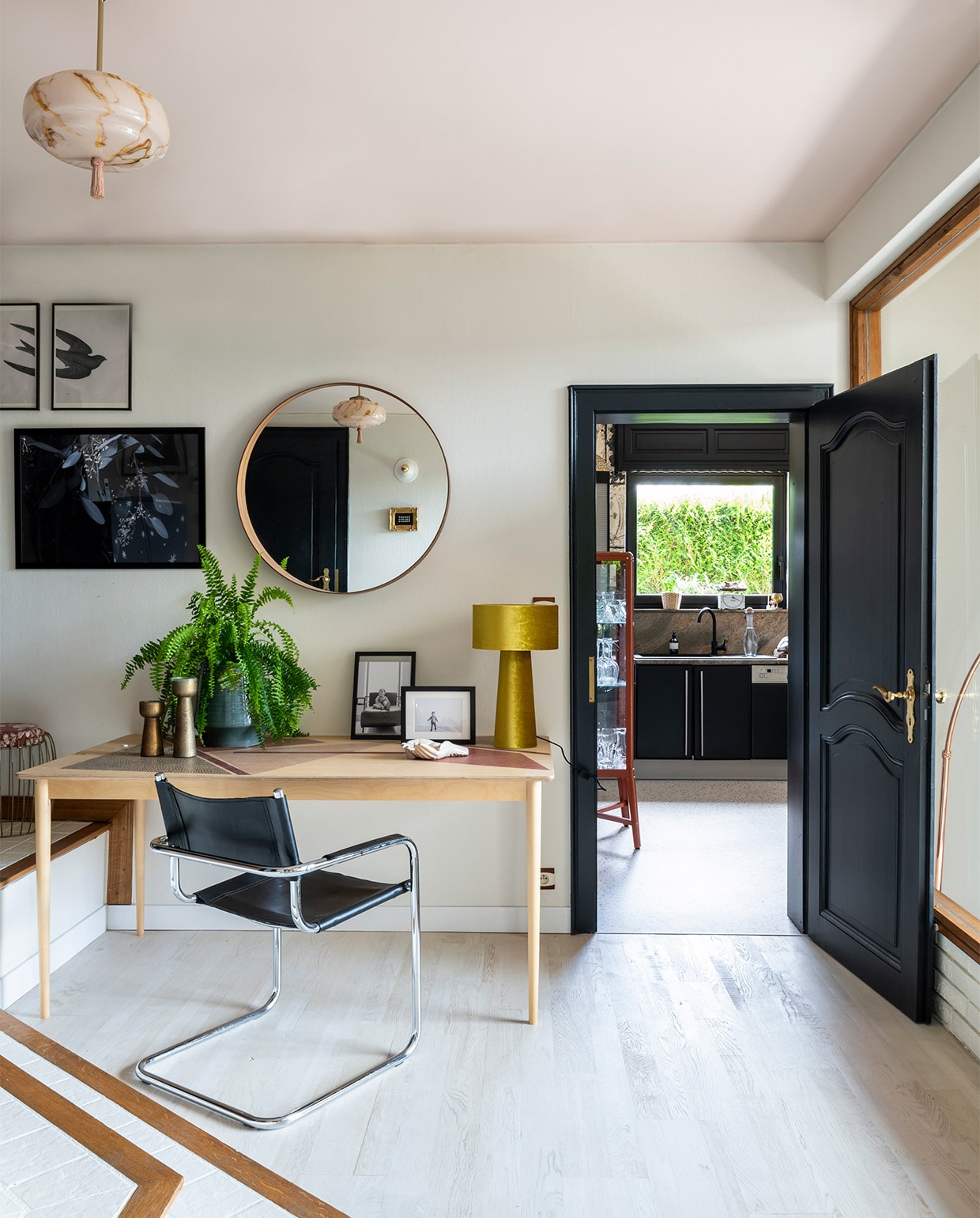 Verf Pinkground op het plafond, Slipper op de muur en Railings op de deuren Farrow&amp;Ball. Tafel La Redoute x Petite Friture, stoel Marcel Breuer, lamp Bloomingville, kaarsen HKliving, spiegel Ikea, schilderijen Hilde Mork. vtwonen binnenkijken special 2021 | productie A&amp;J | fotografie Julien Fernandez