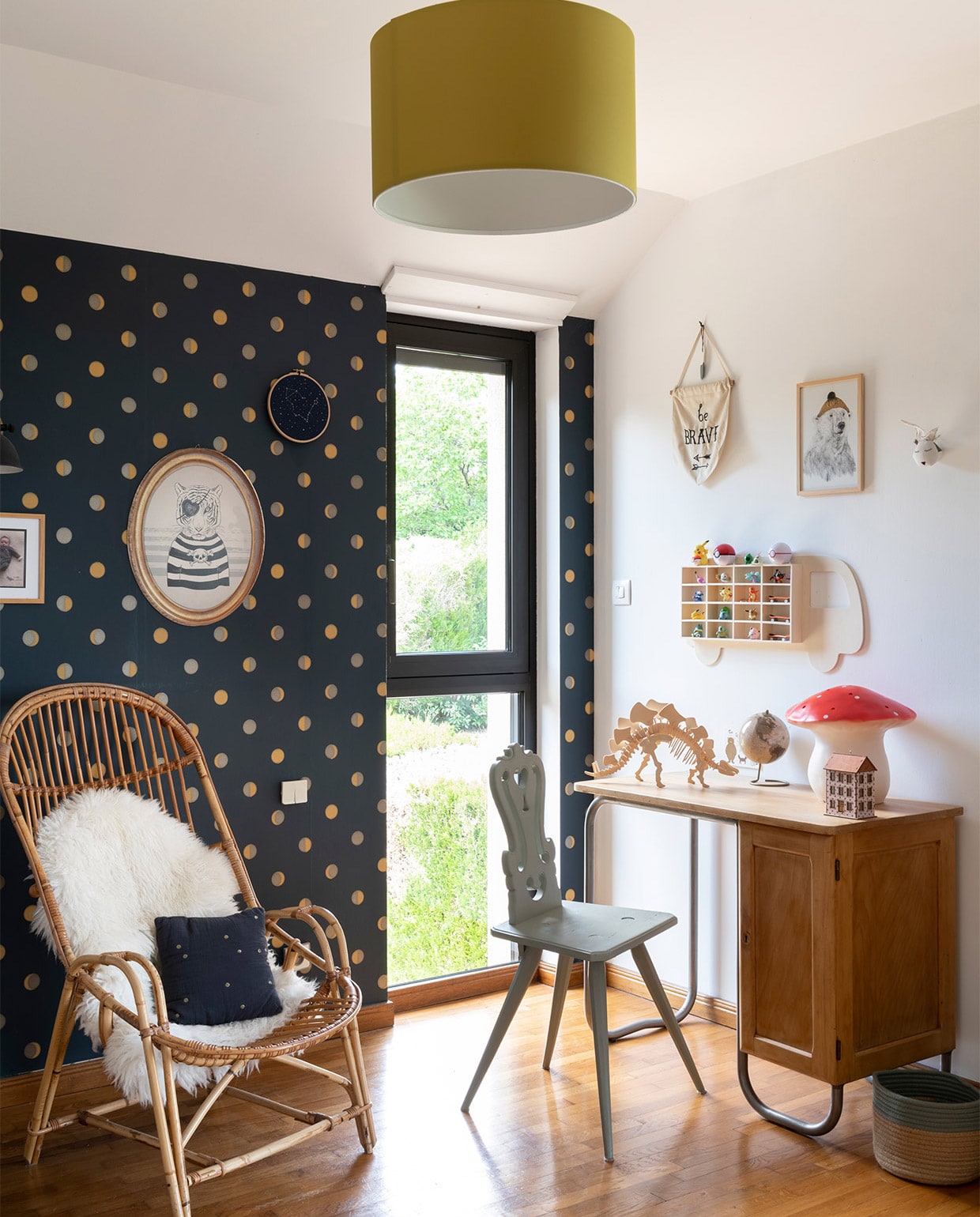 Behang Croissants de Lune van Bartsch, Elzasser stoel vintage zelf geschilderd, bed La Redoute, hanglamp Ikea, paddenstoellamp Egmont Toys, illustraties Real Nice Things en Smallable, vloerkleed Alinea, kussens Cyrillus en Garbo &amp; Friends. Overig vintage of onbekend. vtwonen binnenkijken special 2021 | productie A&amp;J | fotografie Julien Fernandez
