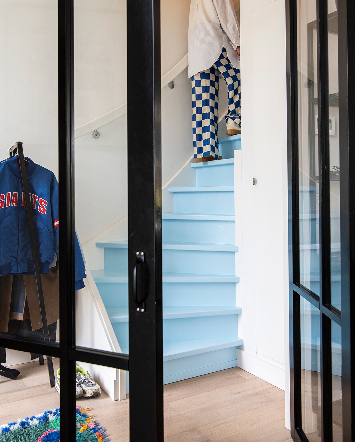 Blauwe verf op trap Phoenix. Kapstok Hay. NEE | vtwonen binnenkijken special 2021 | productie Insidehomepage | styling Kim Timmerman | fotografie Louis Lemaire