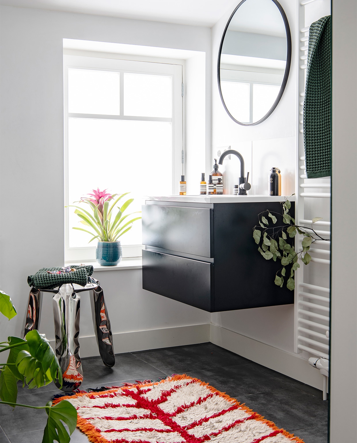 Vloerkleed The Souks. Kruk Oskar Zieta. Spiegel Xenos. Wastafel en kraan onbekend. NEE | vtwonen binnenkijken special 2021 | productie Insidehomepage | styling Kim Timmerman | fotografie Louis Lemaire
