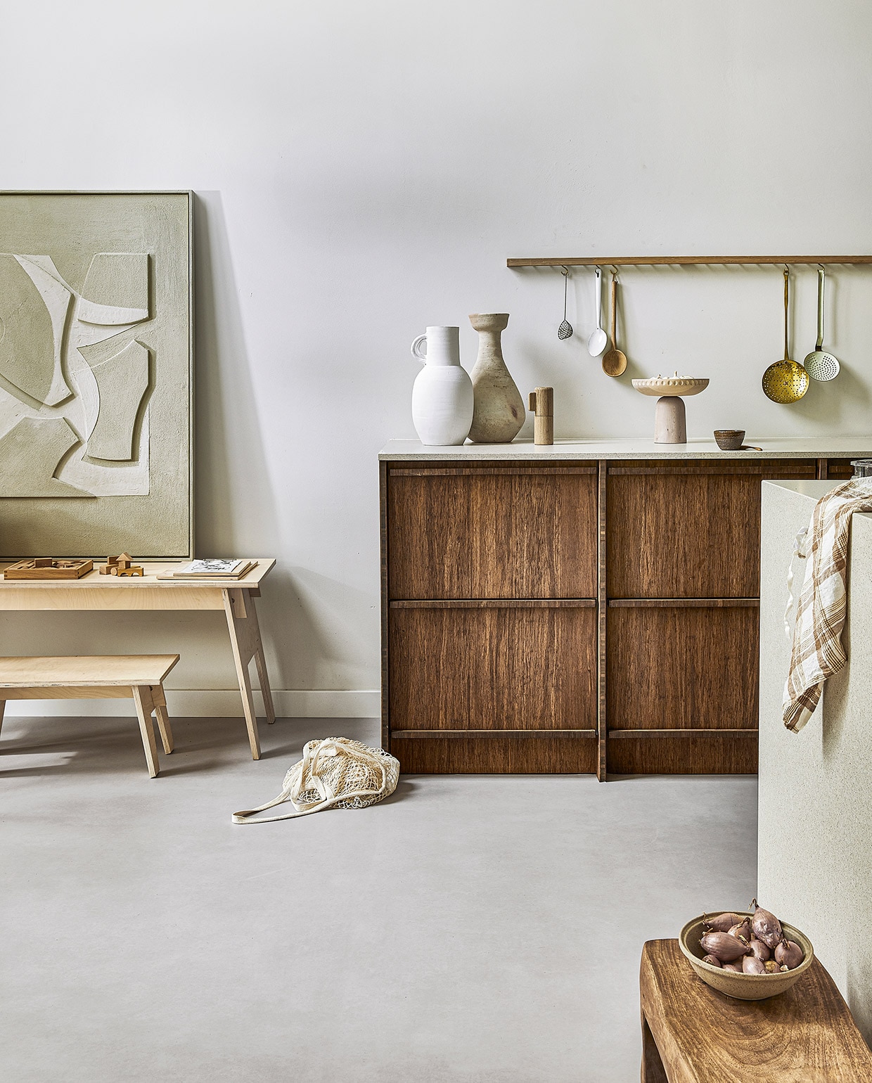 Novilon vloer Kiezel per m² € 29,50.M.m.v. woodchuck.nl (kindertafel en -bank), woodenstory.pl (houten blokken), householdhardware.nl (vazen), letoile.store (theedoek, pepermolen, bruine kom), studio-yen.com (kruk), bymolle.com (nettas), tessaderijk.com (kunstwerk). Keuken handgemaakt, overig privébezit. vtwonen 07-2021 | productie Tanja Saarberg | styling Marlies Does | fotografie Peggy Janssen