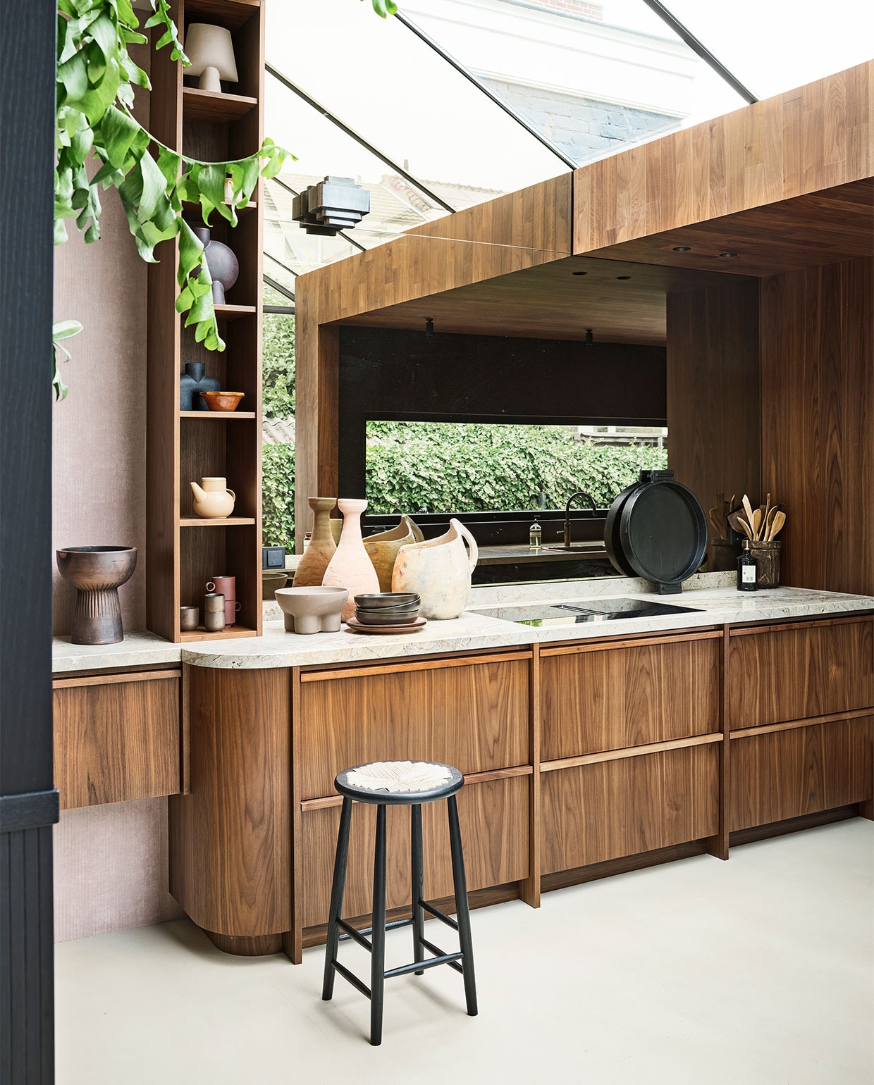 Donkerbruine keramische borden Home Chef, diep € 16,95, plat € 17,95, theepot, € 46,95, mokken met oor, per 2 € 26,95, houten schaaltje, € 7,95 (hkliving.nl). Lichtoranje Tamegroute-vaas, € 129,- (householdhardware.nl). Grote kan/vaas, € 230,- (couleurlocale.eu). Barkruk J165B van FDB Møbler, € 689,- (homestede.nl). Wandlamp, € 284,95, bruine ronde vaas Sphere, € 40,50, zandkleurige vaas Sphere Square, € 49,50, bruine schaal op voet Mura, € 34,95, taupe schaal op pootjes Ivy, € 49,95, zwarte vaas op twee poten Cobra, € 35,95, zwart dienblad van mangohout Abu, € 63,95 (casagitane.com). Overig privébezit. fotografie Jeroen van der Spek