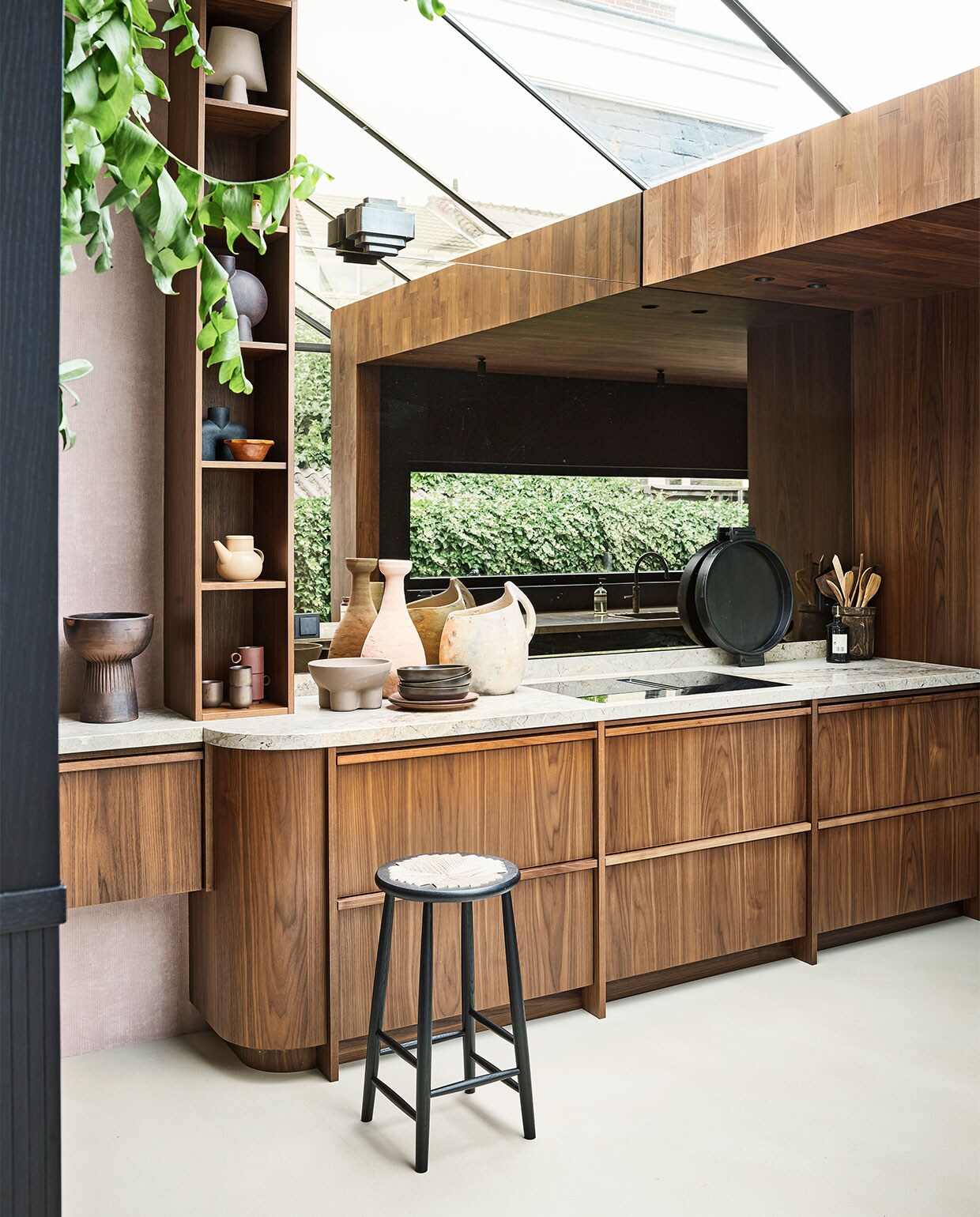 Donkerbruine keramische borden Home Chef, diep € 16,95, plat € 17,95, theepot, € 46,95, mokken met oor, per 2 € 26,95, houten schaaltje, € 7,95 (hkliving.nl). Lichtoranje Tamegroute-vaas, € 129,- (householdhardware.nl). Grote kan/vaas, € 230,- (couleurlocale.eu). Barkruk J165B van FDB Møbler, € 689,- (homestede.nl). Wandlamp, € 284,95, bruine ronde vaas Sphere, € 40,50, zandkleurige vaas Sphere Square, € 49,50, bruine schaal op voet Mura, € 34,95, taupe schaal op pootjes Ivy, € 49,95, zwarte vaas op twee poten Cobra, € 35,95, zwart dienblad van mangohout Abu, € 63,95 (casagitane.com). Overig privébezit. JA | vtwonen 09-2021 | styling Cleo Scheulderman | fotografie Jeroen van der Spek