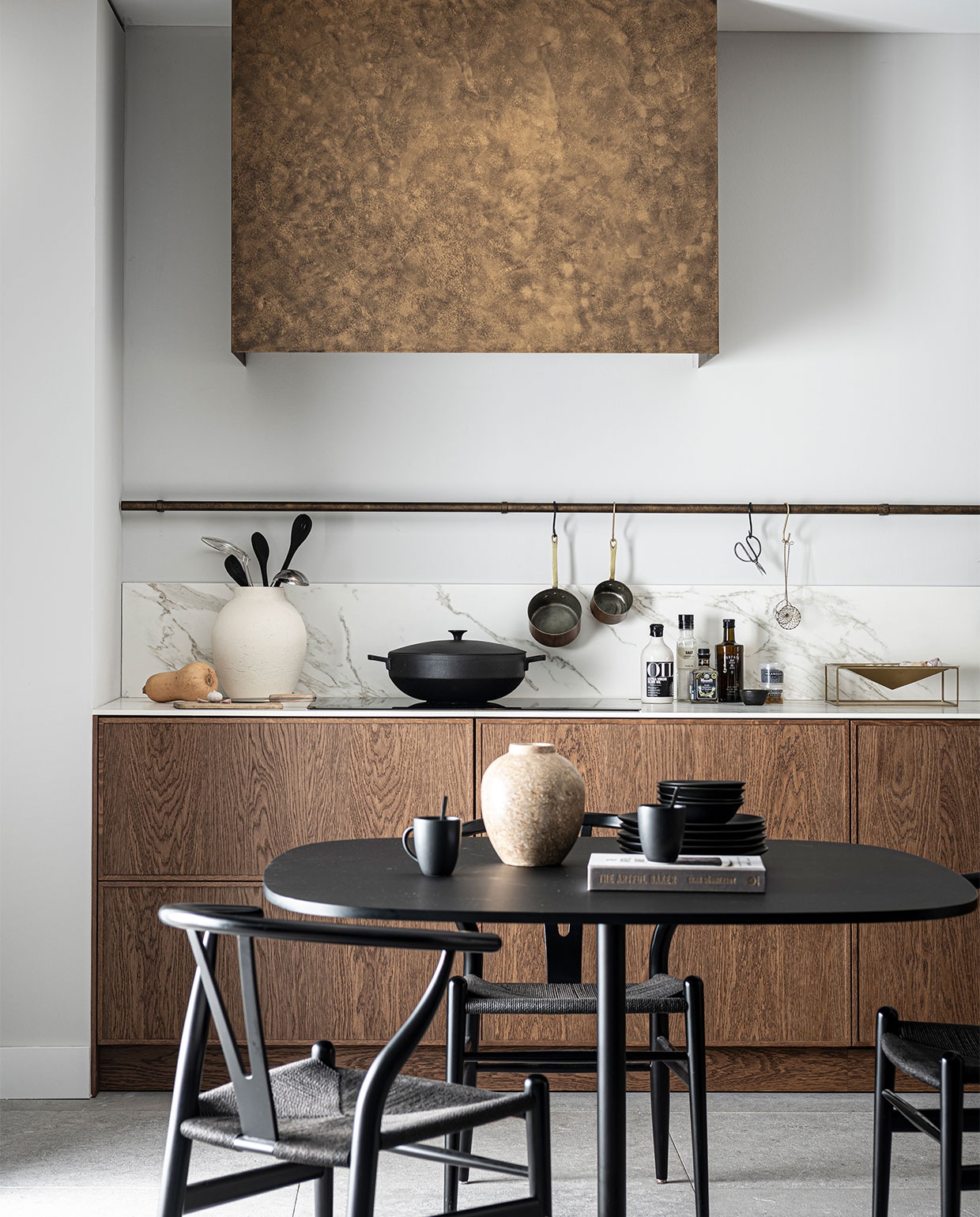 Keuken Dark Oak zoals getoond, exclusief accessoires € 19.950,- | M.m.v. zarahome.com (vaas links, vaas op tafel), vtwonen.nl (servies op tafel van vtwonen), misterdesign.nl (Wishbone chair). Overig privébezit. vtwonen 12-2021 | Productie Tanja Saarberg | Styling Kim van Rossenberg | Fotografie Sjoerd Eickmans