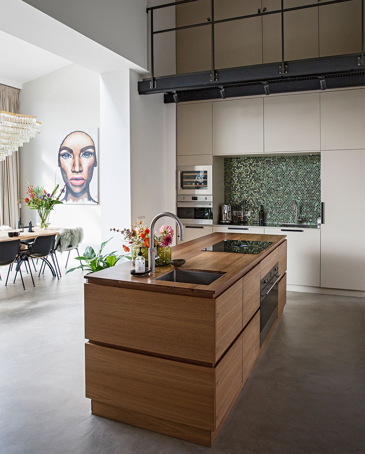 Keuken op maat gemaakt Studio Tijn. Vaas Bloemendaal Bloemen. Mozaïektegels Kol Tegels & Sanitair. Schilderij Lotte Kan. vtwonen 08-2021 | styling Ilona Jongepier | fotografie Dana van Leeuwen