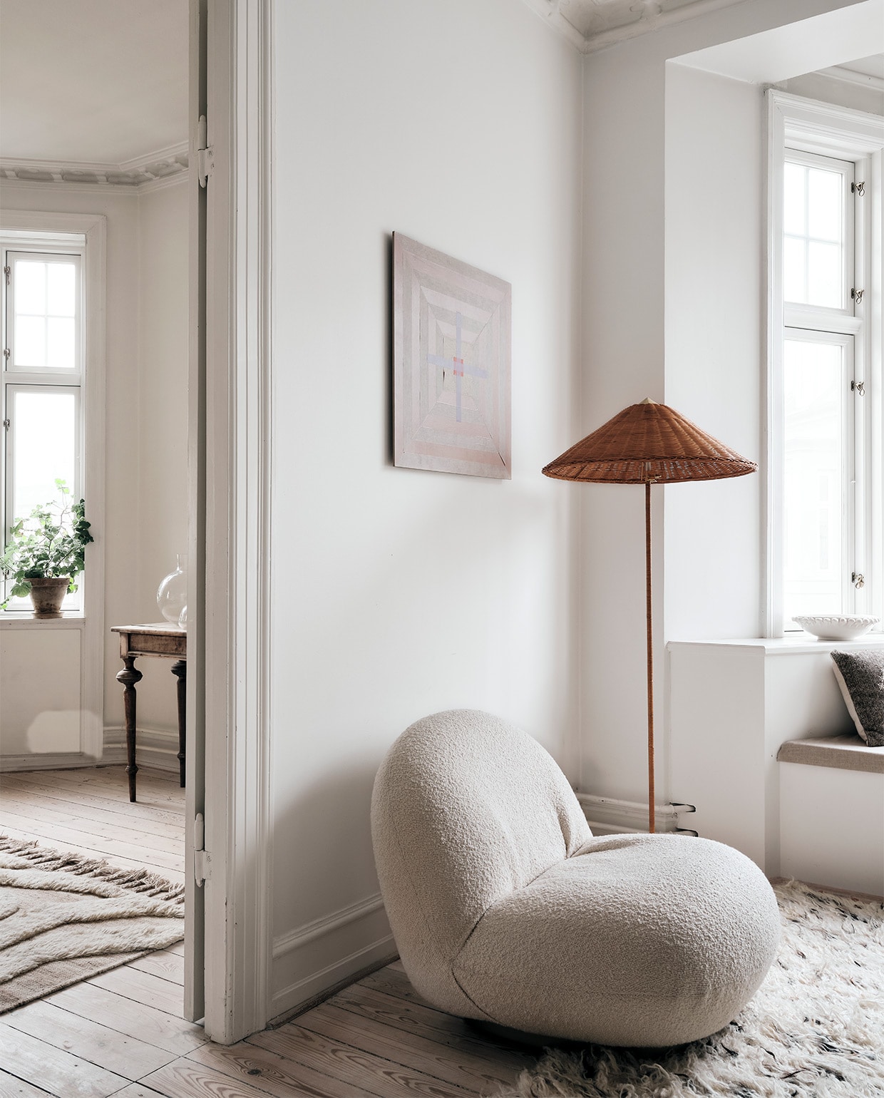 Kleed Cappelen Dimyr, Gubi vloerlamp en stoel. Overig privébezit. NEE | vtwonen binnenkijken special 2021 | productie Living Inside | fotografie Christoffer Regild