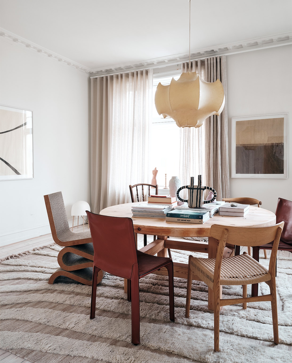 Kleed Cappelen Dimyr, vintage tafel Bukowskis, erop keramiek van Emelie Thornadtsson, Side Chair Vitra, stoelen van onder meer Cassina, Paustian en vintage exemplaren. Vintage Flos hanglamp, gordijnen Astrid Textiles, kunstwerk van, antieke sidetable, vazen Ilis Art en Svenskt Tenn, kunstwerk Kristoffer Lindfors. NEE | vtwonen binnenkijken special 2021 | productie Living Inside | fotografie Christoffer Regild