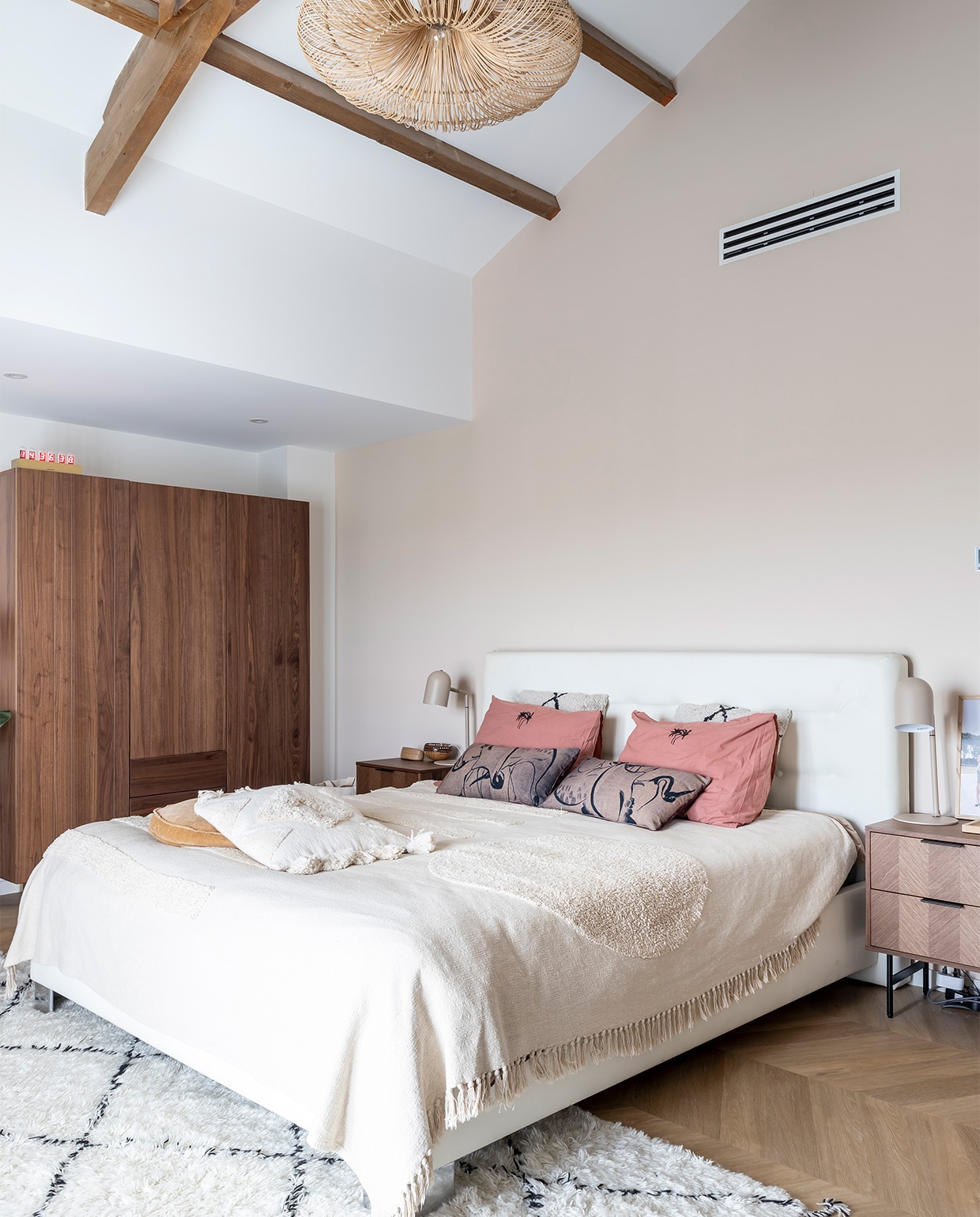 Kast Made, nachtkastjes Zara Home, herkomst bed onbekend. Lamp, kleed en kussens HKliving, nachtlampjes It’s About Romi, roze kussenslopen Crisp sheets, klok Karlsson. vtwonen binnenkijken special 12-2021 | fotografie Henny van Belkom