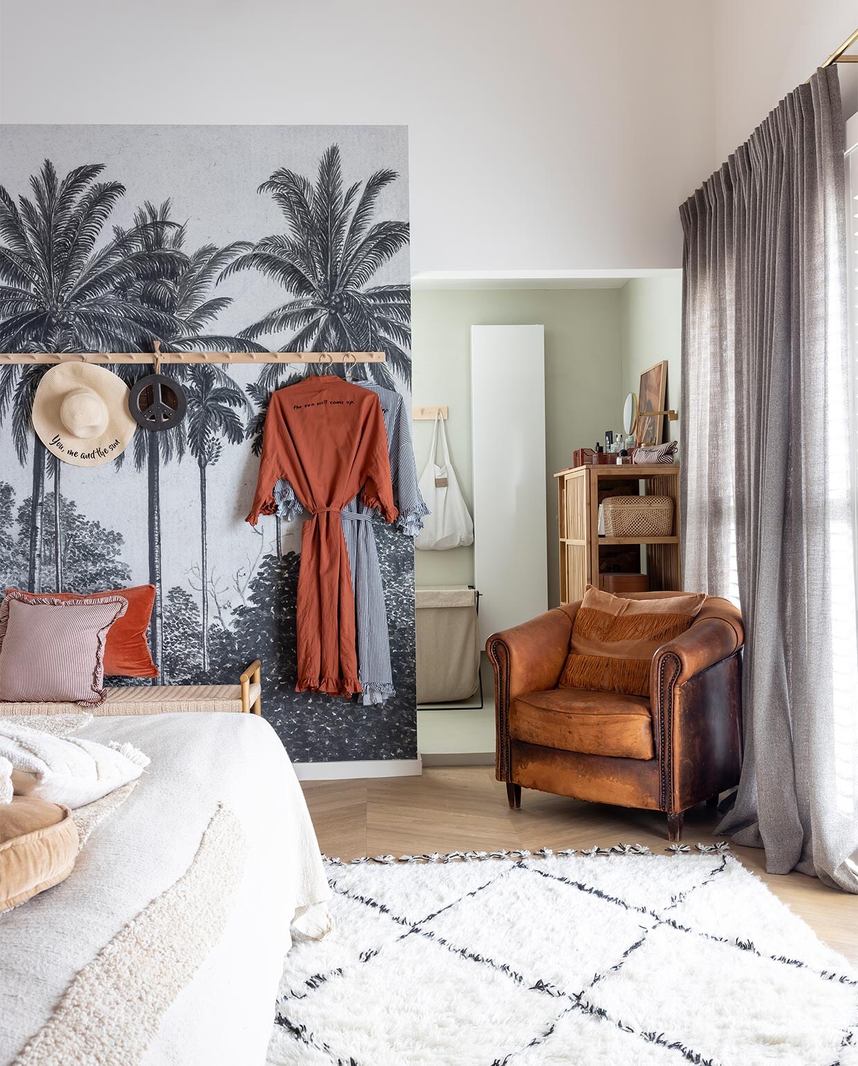 Behang Karwei, stoel marktplaats, badjassen Love Stories, vloerkleed HKliving, sprei Loft Arnhem, gordijnen Onel Window Dressings. vtwonen binnenkijken special 12-2021 | fotografie Henny van Belkom