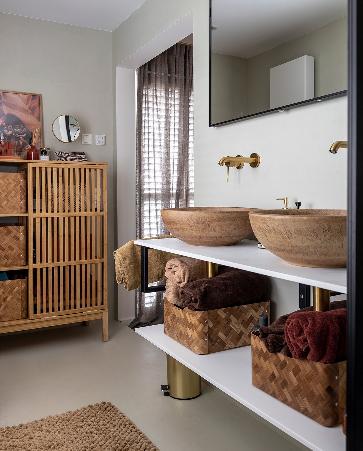 Alle kranen en douche Grohe brushed cool sunrise, meubel, spiegel en douchedeur Sanitairkamer, handdoeken Suite 702, beker HKliving, badmat Aquanova. vtwonen binnenkijken special 12-2021 |  fotografie Henny van Belkom