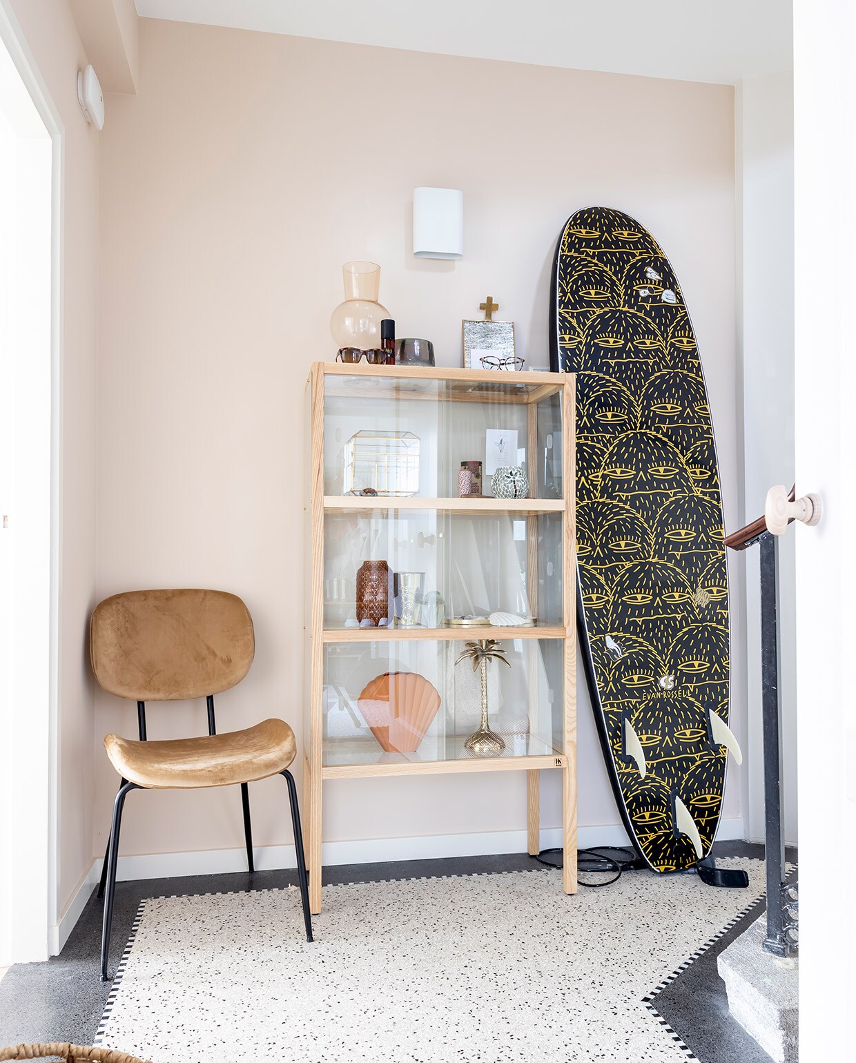 Muurkleur Flexa Gentle Umber. Vloer terrazzo. Stoel, vitrinekast en vazen onder andere HKliving, surfboard Van den Berg Surf. vtwonen binnenkijken special 12-2021 | fotografie Henny van Belkom