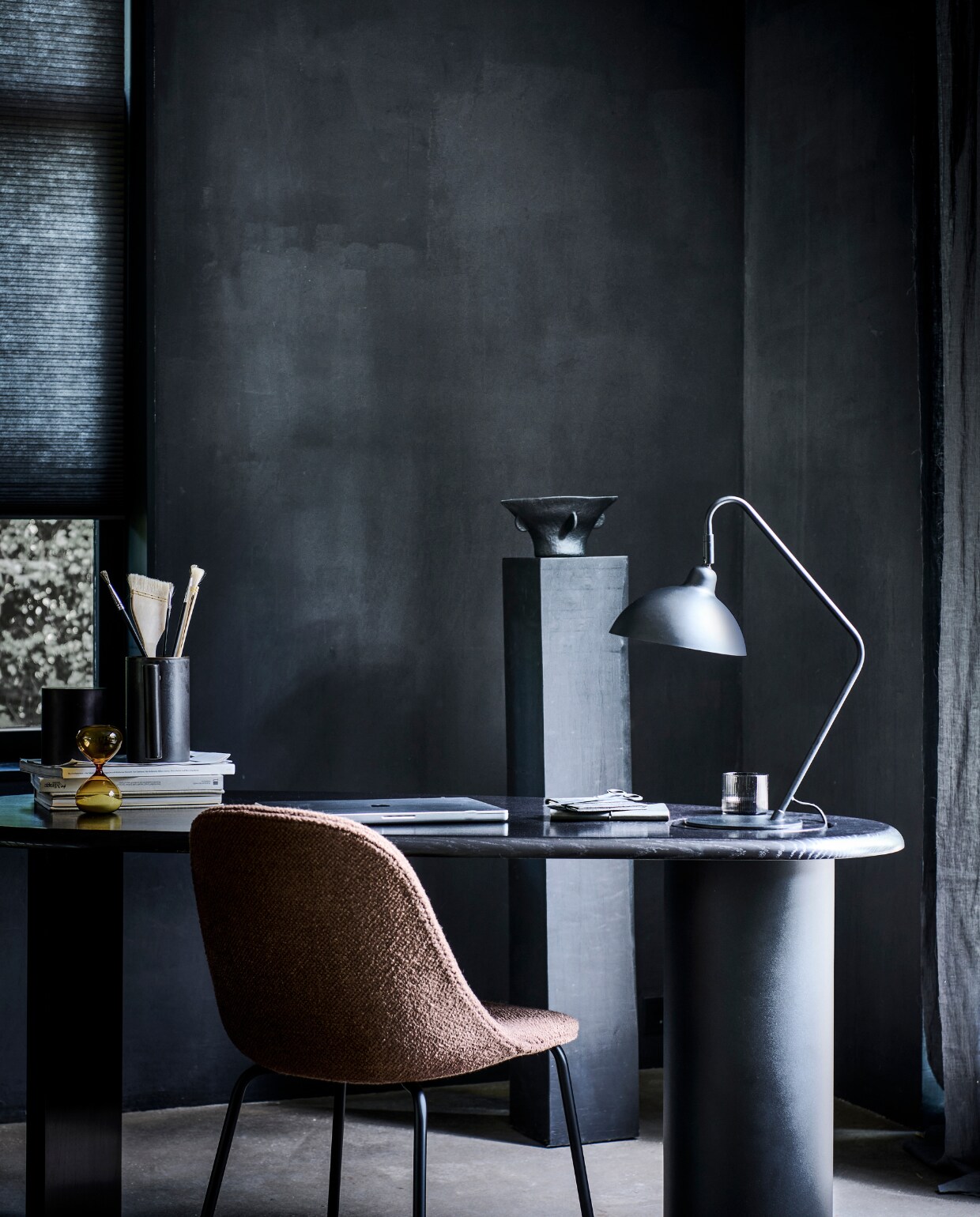 Matzwarte metalen tafellamp Orion, 50×36 cm (hxb), kap 22 cm (Ø), voetplaat 18 cm (Ø). M.m.v. designtales.nl (bureau van Menu, stoel), letoile.store (zandloper, glas), hm.com (vaas). Overig privébezit. vtwonen 10-2022 | productie Tanja Saarberg | styling Danielle Verheul | fotografie Sjoerd Eickmans
