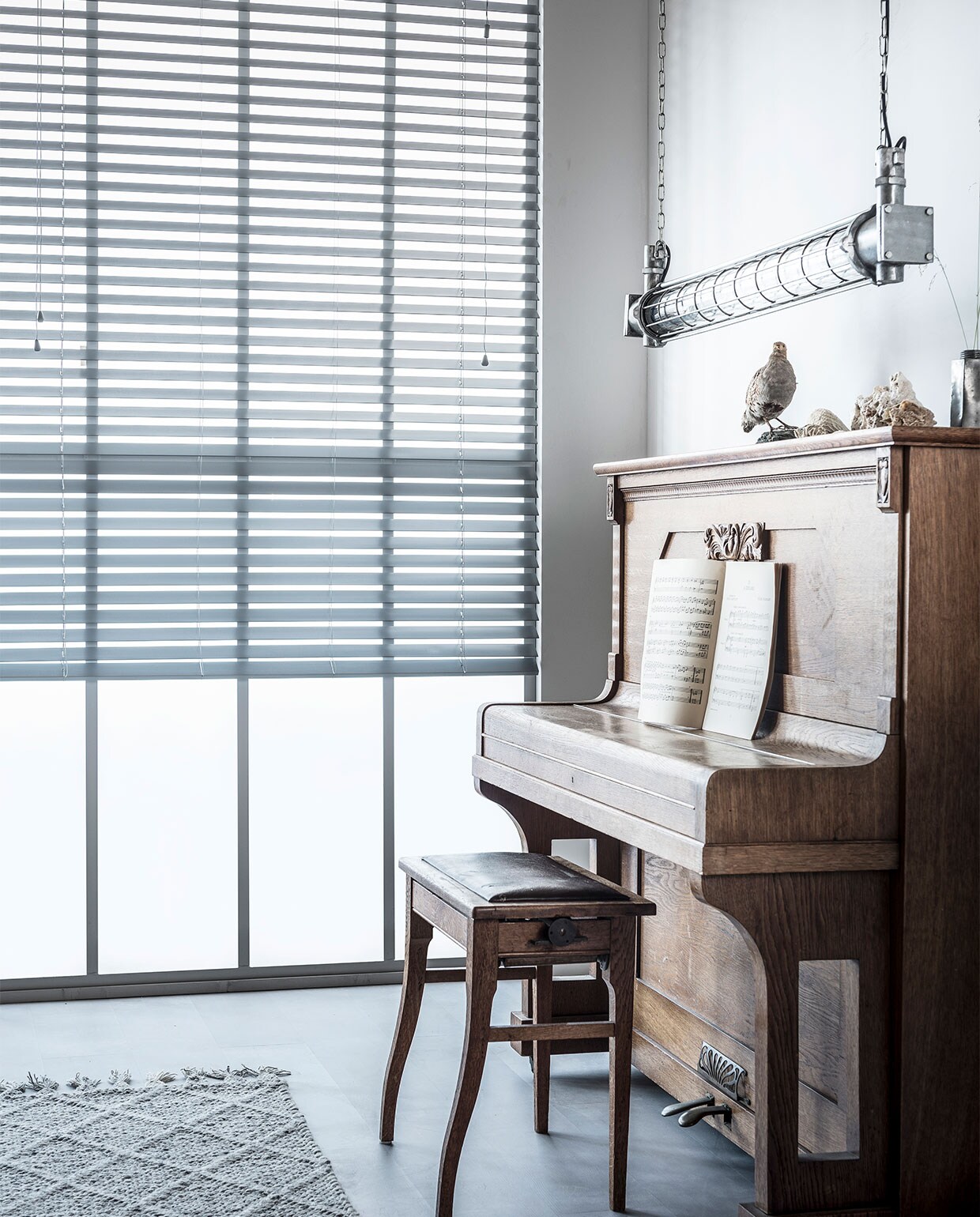 Horizontale jaloezie Concrete hout, 50 mm brede lamellen, 60/80/100/120/140×180 cm (bxh) Overig privébezit. JA | vtwonen 10-2018 | styling Kim van Rossenberg | fotografie Sjoerd Eickmans