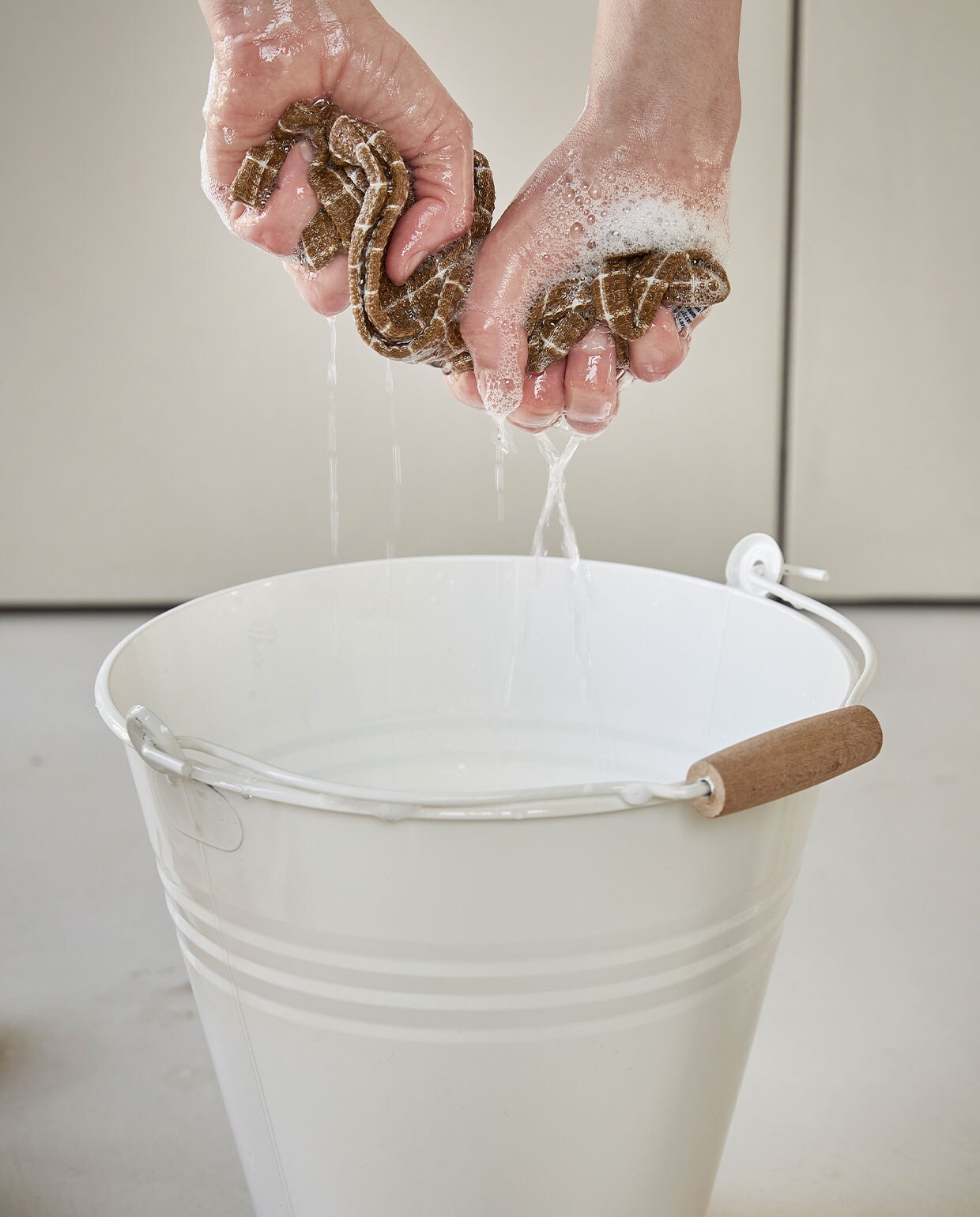 Emmer – zink – offwhite – 10 L – € 9,95 (Dille &amp; Kamille), Bio ruit vaatdoek – bruin – € 2,50 (Dille &amp; Kamille) styling Studio Marit Saladini | fotografie Peggy Janssen | stylingassistentie Paolo Roseti