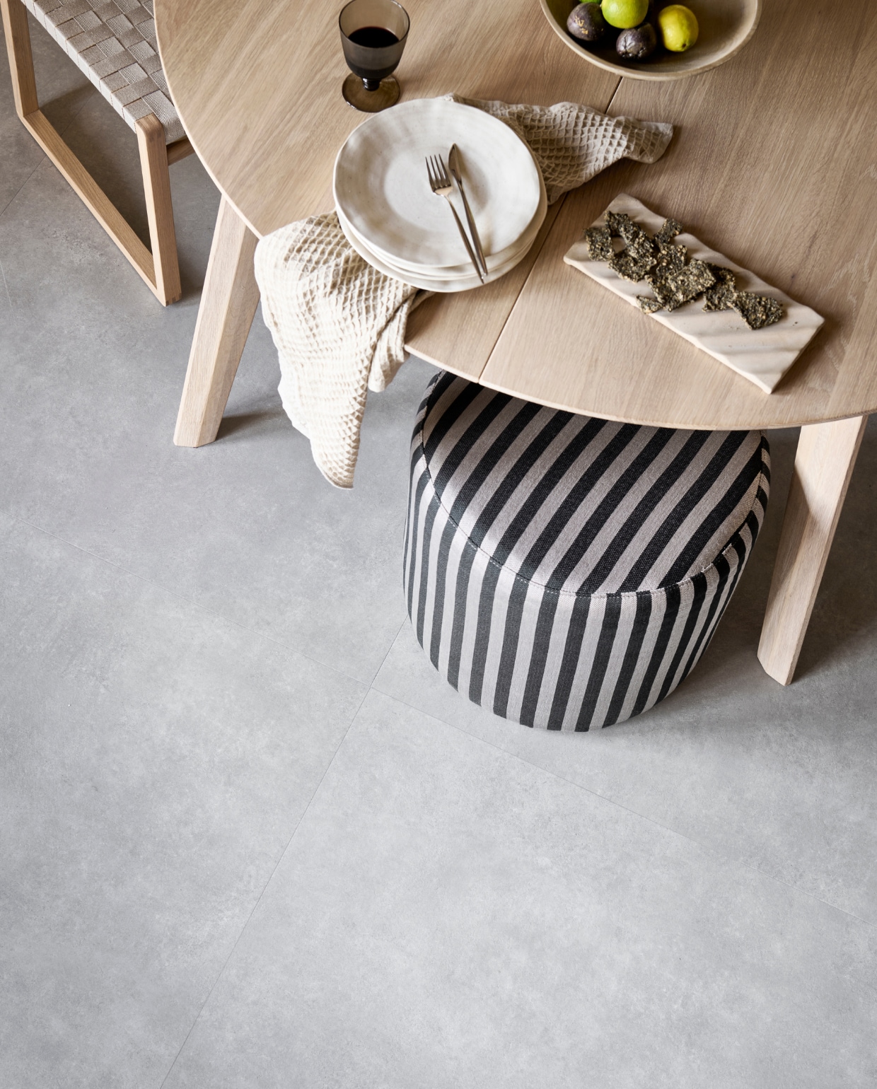 pvc-vloer Basic XL, kleur Light Grey, 91,4×91,4 cm, dryback per m² € 67,95 (alleen verkrijgbaar als dryback) vtwonen 10-2022 | productie Tanja Saarberg  | styling Sanne Ketelaar | fotografie Sjoerd Eickmans