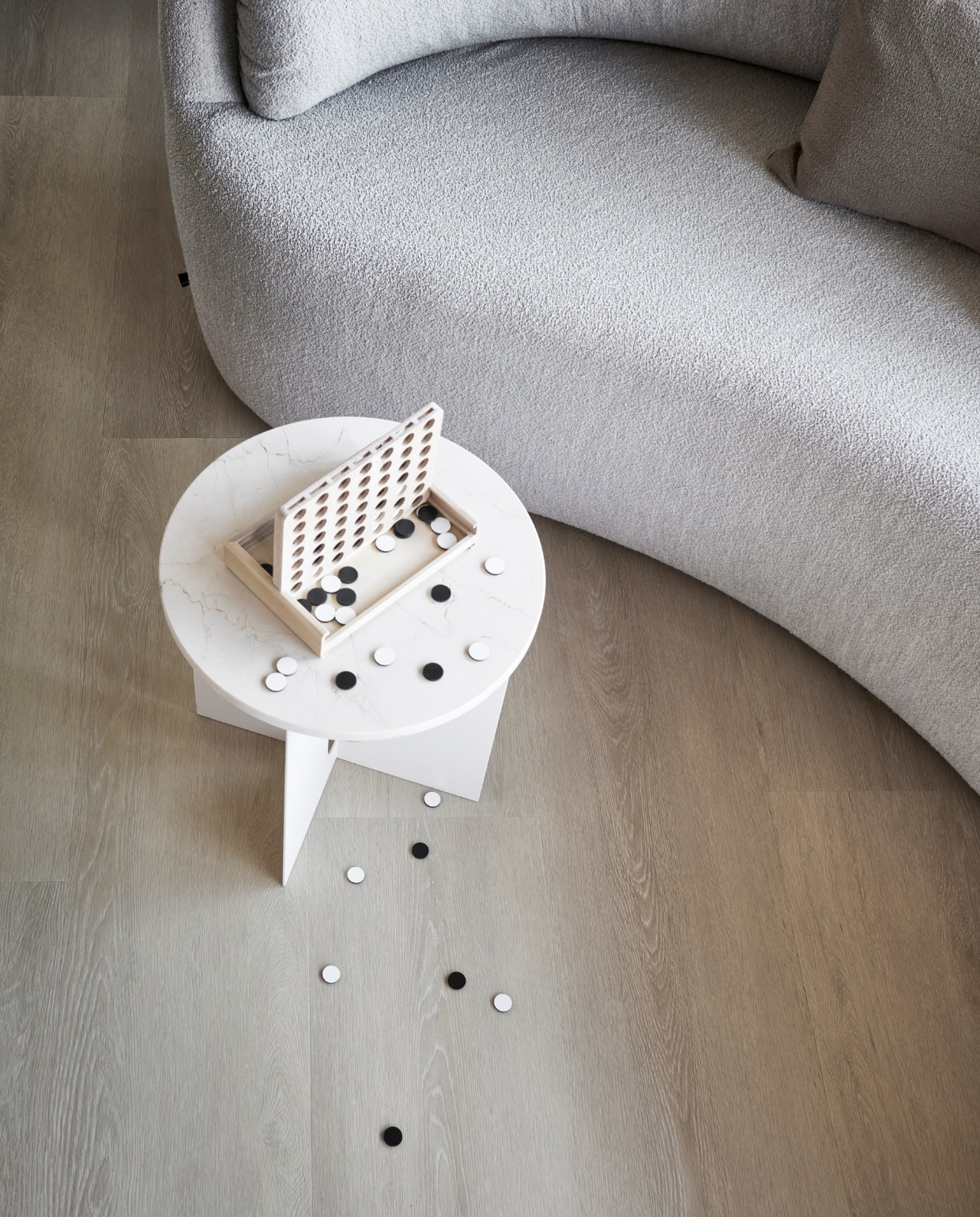 pvc-vloer Wide Board in kleur Naturel, 152,5×30,5 cm, dryback per m² € 45,95, click per m² € 67,95 vtwonen 10-2022 | productie Tanja Saarberg  | styling Sanne Ketelaar | fotografie Sjoerd Eickmans