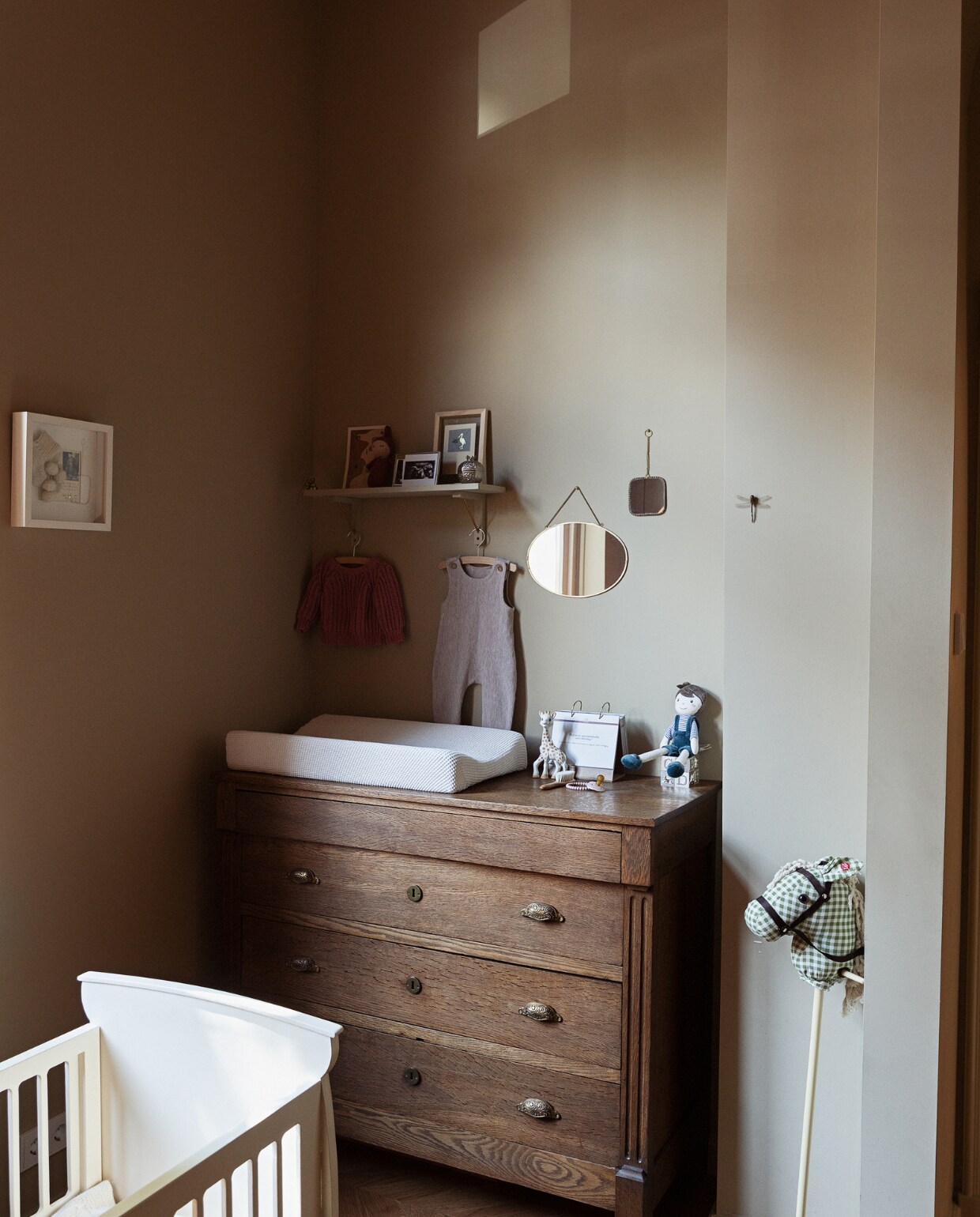 Ledikant van Louks familie. Commode Marktplaats. Aankleedkussenhoes gemaakt door Lidians moeder. Stokpaard kraamcadeau. Spiegels De Weldaad. Wandplank Søstrene Grene. Kunstwerk ooievaar Sjakie’s. Kunstwerk Mia @andwonderstudio. Overig onbekend. vtwonen 08-2022 | styling Ilona Jongepier | fotografie Dana van Leeuwen