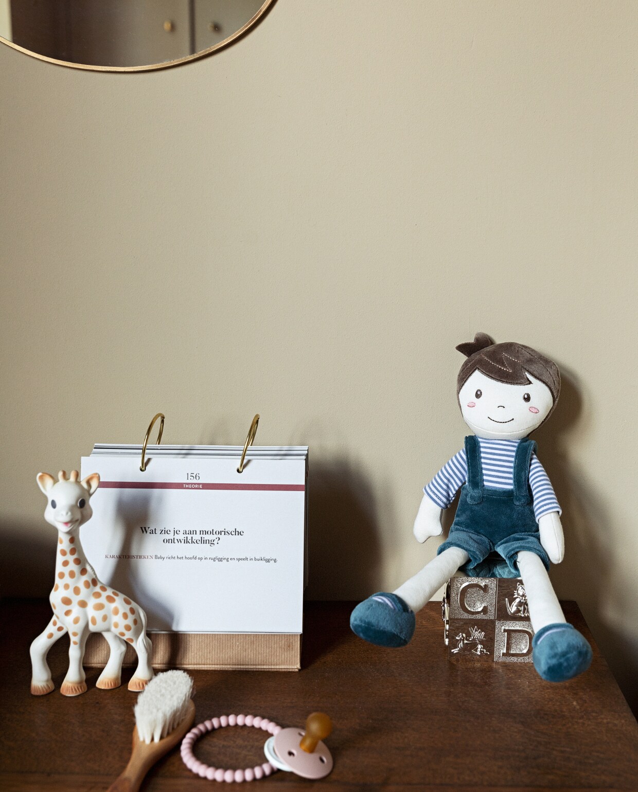 Pop Søstrene Grene. Speen Bibs. Knijpspeeltje Sophie de giraf. Kalender Baby.skills. Bijtring Mushie. vtwonen 08-2022 | styling Ilona Jongepier | fotografie Dana van Leeuwen
