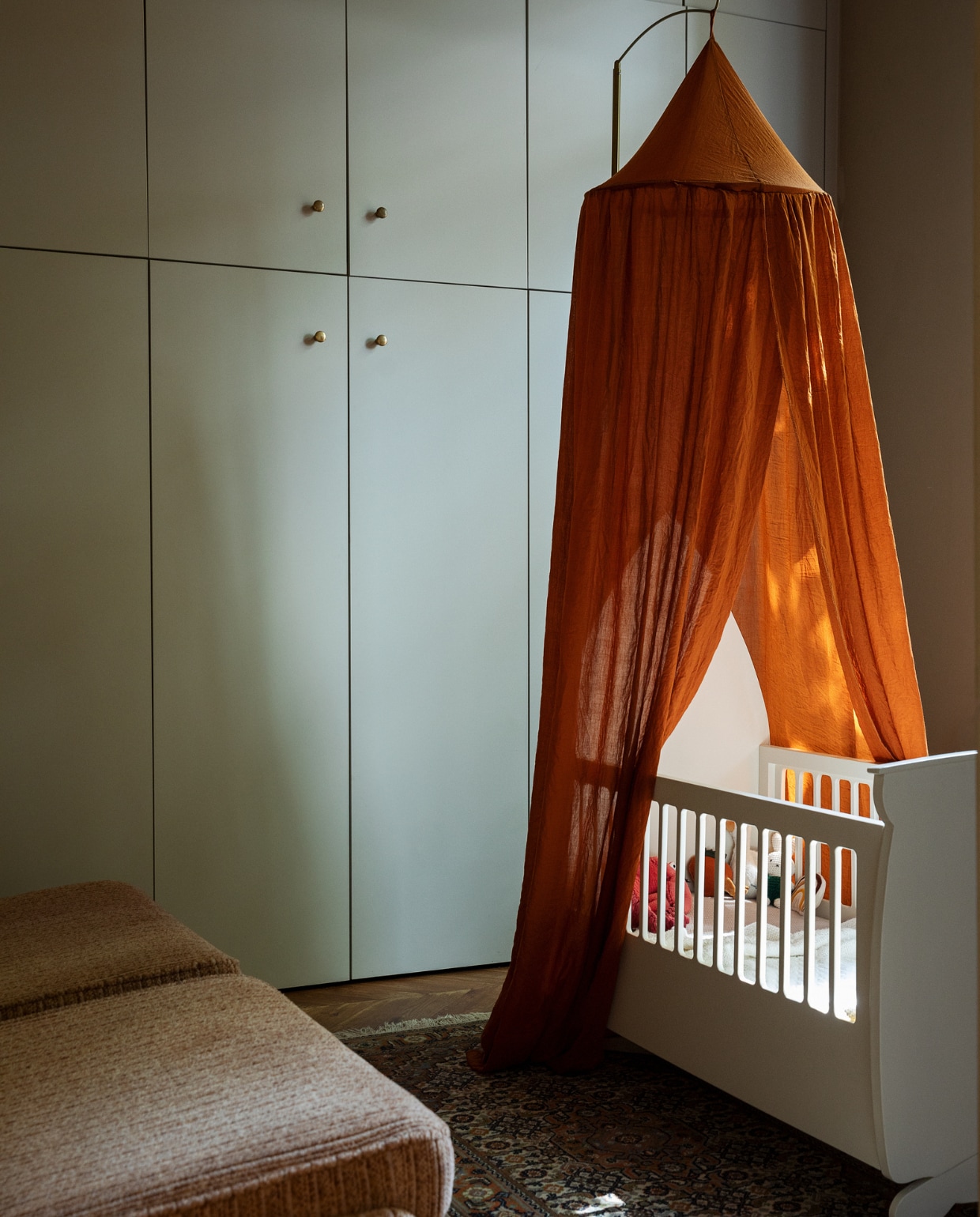 Messing piekstok slaaptextiel.nl. Klamboe Kwantum. Verfkleur inbouwkast en muur kleur IG PS 1036 Karwei. Deurknoppen en slaapbank Marktplaats. Vloerkleed uit Iran cadeau gekregen van Lidians opa. vtwonen 08-2022 | styling Ilona Jongepier | fotografie Dana van Leeuwen