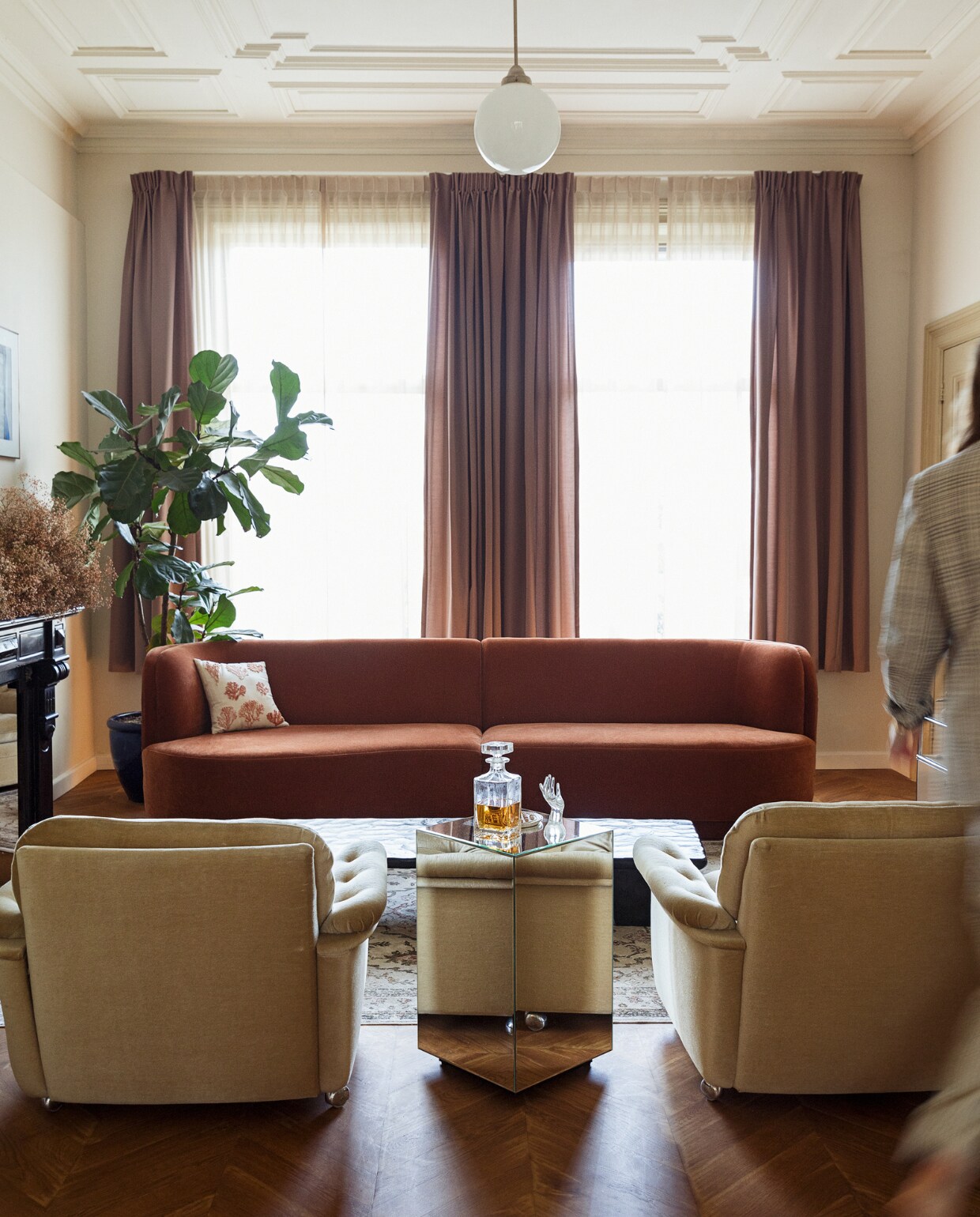 Gordijnen Jan Sikkes. Kamerplant, hanglamp en fauteuils Marktplaats. Vloerkleed Zuiver. Droogbloemen Flower Cloud van Yoko Negi. Bank Sofa Company. Kussen De Weldaad. Spiegel-bijzettafel Zara Home. Overig onbekend. vtwonen 08-2022 | styling Ilona Jongepier | fotografie Dana van Leeuwen