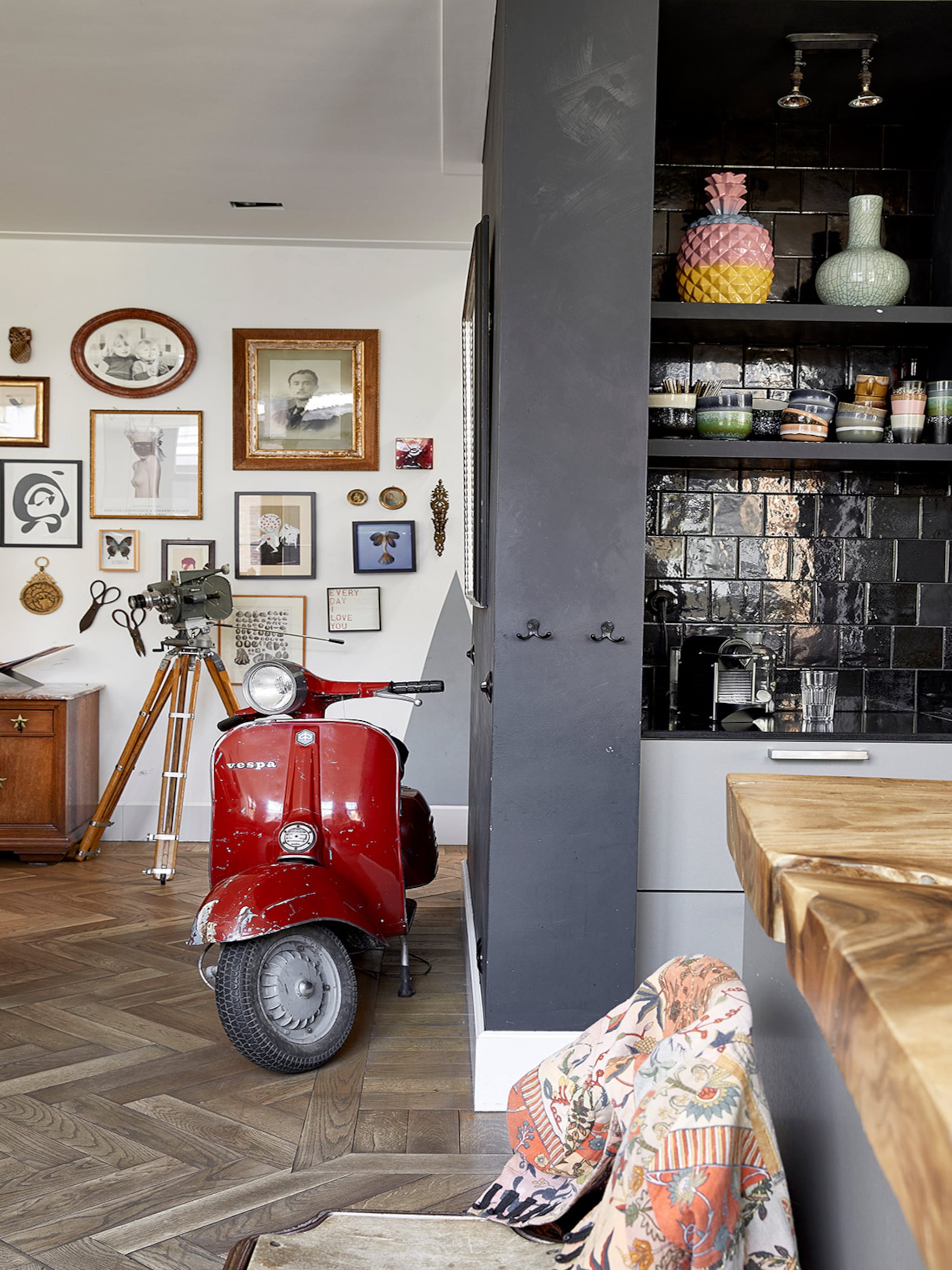 binnenkijken in een tot eclectisch woonhuis verbouwde school in amsterdam