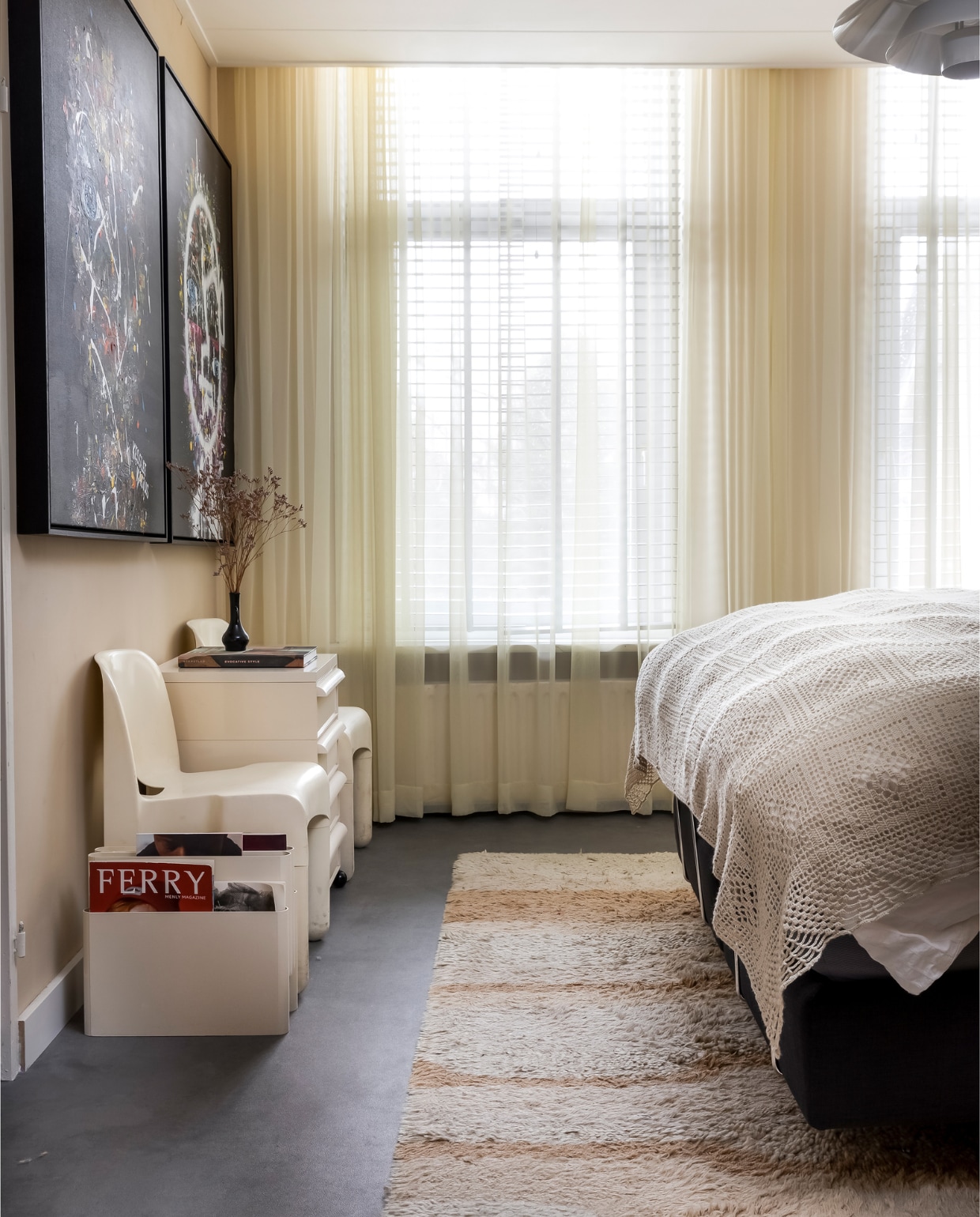 Kunstwerken Kesslee Kasius. Hanglamp Marktplaats, geïnspireerd op een ontwerp van Louis Poulsen. Jaren 70-lectuurbak Giotto Stoppino voor Kartell. Vintage stoelen Joe Colombo voor Kartell. Vintage ladekast Simon Fussel voor Kartell. Gordijnen tweedehands via Marktplaats. Overig kringloop. vtwonen 08-2022 | styling Kesslee Kasius | fotografie Henny van Belkom