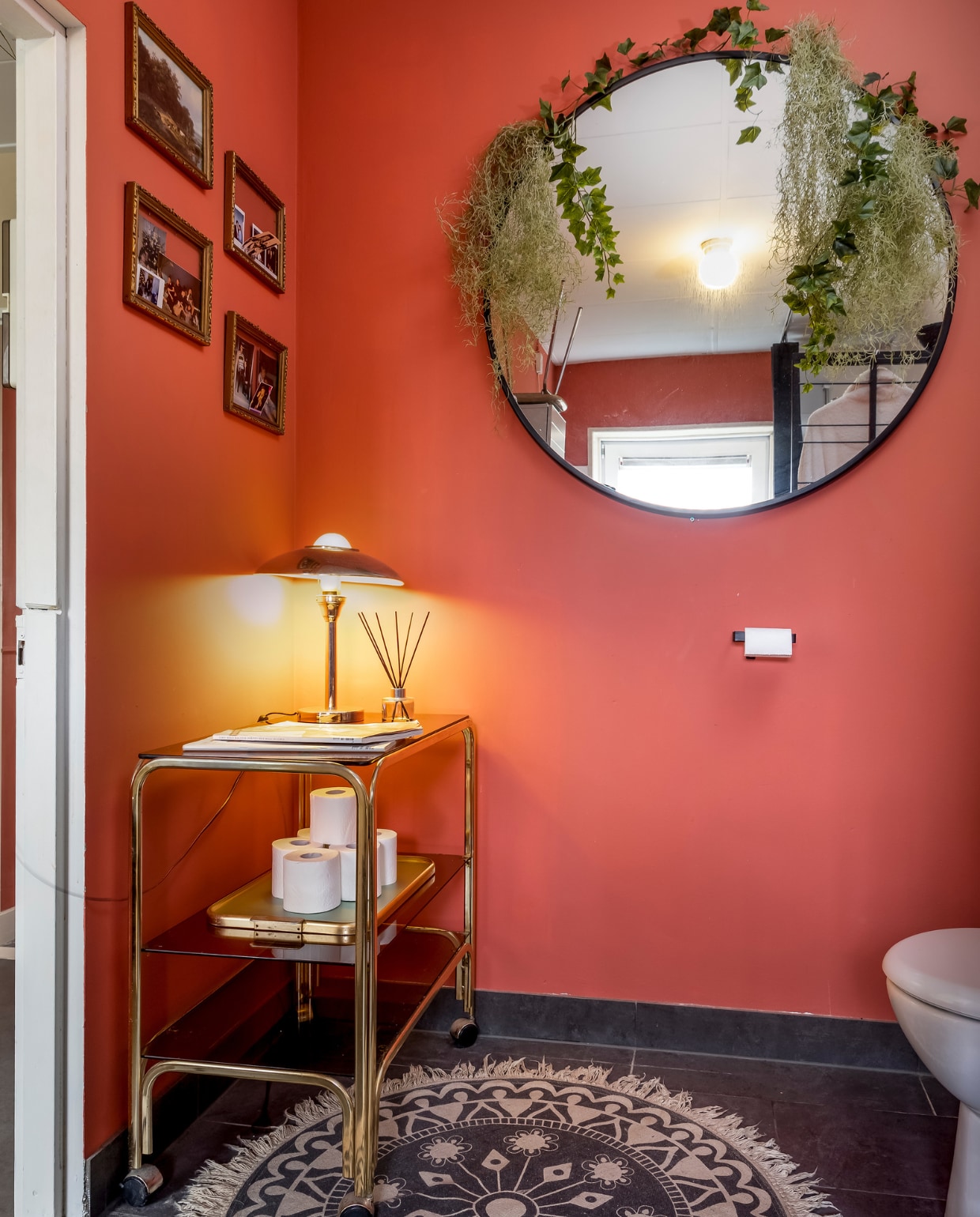 Muurverf onbekend. Fotolijsten van oma geweest. Spiegel Sissy-Boy Homeland, kunstbloemen Silk-Ka. Overig kringloop. vtwonen 08-2022 | styling Kesslee Kasius | fotografie Henny van Belkom