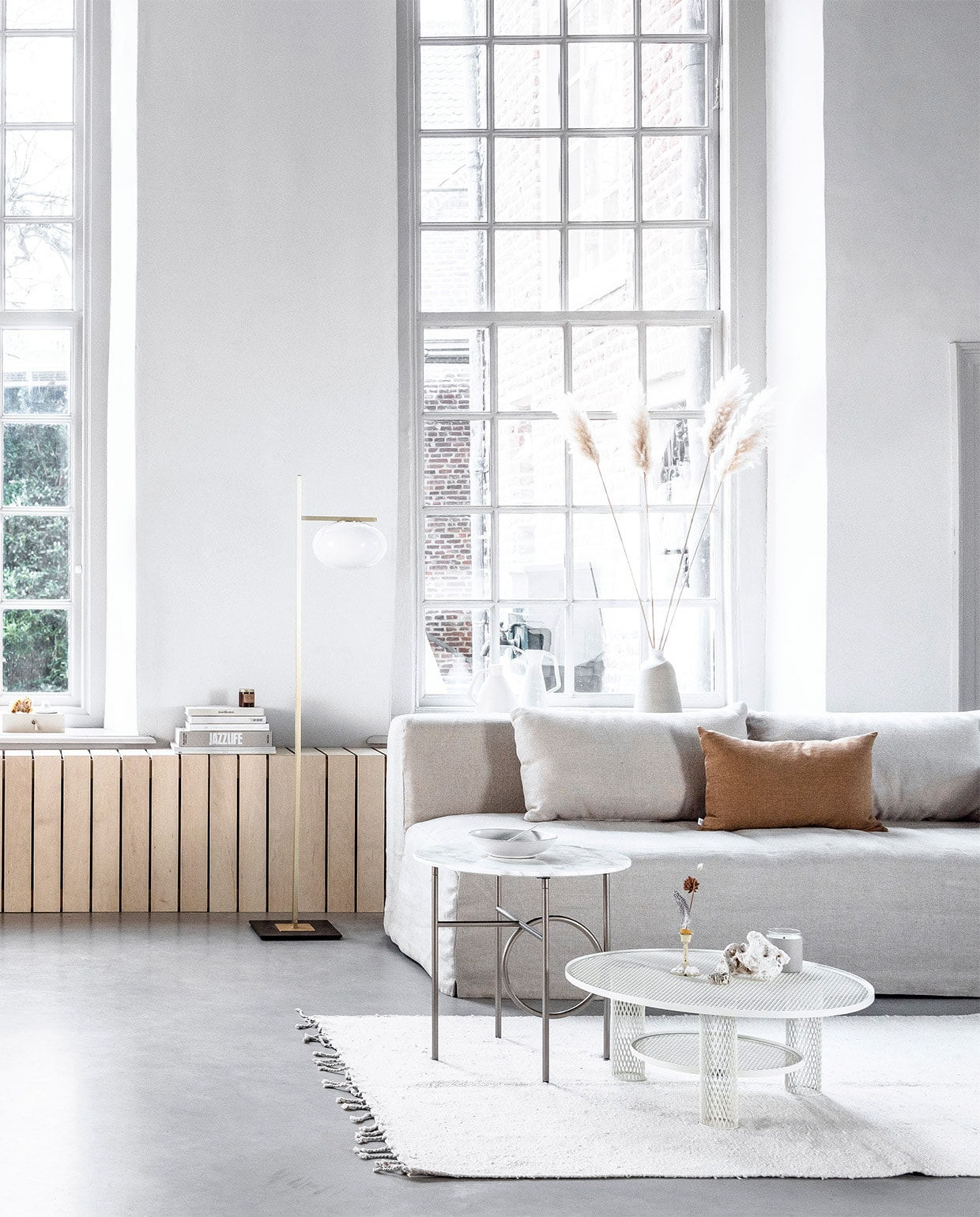 Ronde tafel Tulip met marmeren blad, ontwerp van Eero Saarinen, Ø 120 cm € 1699,- (eigenwijsdesign.nl). Houten hanglamp Octo van Secto Design € 875, eikenhouten stoel Wishbone CH24, ontwerp van Carl Hansen, € 805,- (misterdesign.nl). Stoel Tulip Chair, ontwerp van Eero Saarinen, houten stoel met gevlochten zitting, ontwerp van Hans J. Wegner, € 904,-, tafel Ring, ontwerp van Nendo Design € 2850,-, tafel Net, ontwerp van Benjamin Hubert € 1234,- (mobilia.nl). Mokken € 14,50, kom € 8,-, pastabord € 34,- (suhka.nl). Spijlenstoel j77 in Dusty Grey van Hay € 169,-, decoratieve houten vogel van Vitra € 109,-, marmeren vaas Fajen van Zuiver € 99,- (vtwonen.nl). Handgeblazen glazen tafellamp Oda, ontwerp van Sebastian Herkner, vanaf € 690,- (goeds.nl). Vloerlamp Alba € 1042,- (frozenfountain.nl). Vazen van keramiek van vtwonen vanaf € 29,95, vloerkleed naturel knotted Fringes van vtwonen, 130×200 cm € 249,- (hetkabinet.nl). Bank L’Authentique Michelle in stof Viking linnen, vanaf € 2795,- (hamsmade.nl). Linnen kussen in kleur Cinnamon € 59,- (bymolle.com). Overig privébezit. vtwonen 06-2019 | styling Kim van Rossenberg | fotografie Sjoerd Eickmans