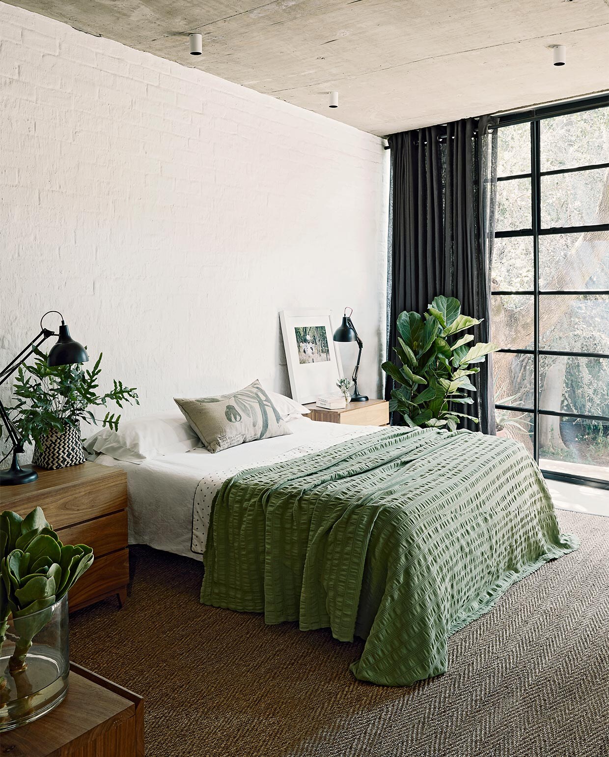 Nachtkastje Live Simple. Zeegras vloerkleed, soortgelijk Vloerkleedspecialist. Bedsprei, soortgelijk Nijhof. Bureaulamp, soortgelijk Flinders. Overig onbekend NEE | vtwonen binnenkijken special 2021 | productie Bureaux | styling Sven Alberding | fotografie Elsa Young