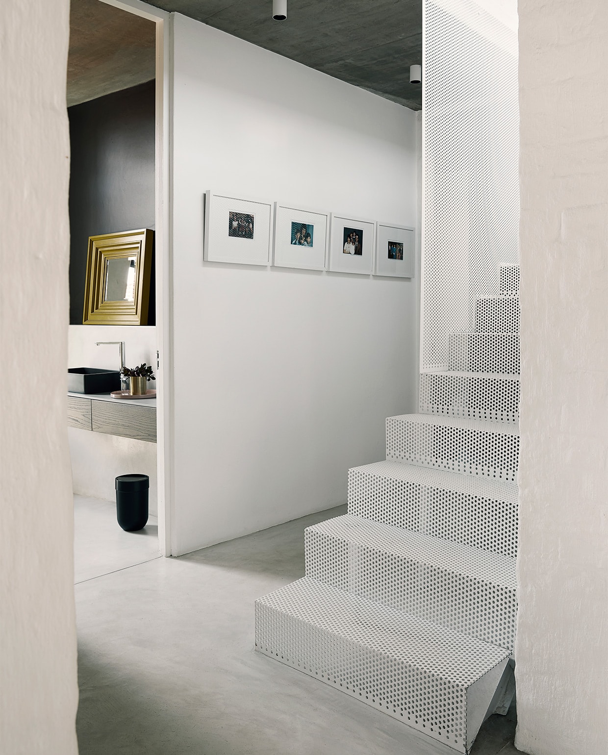 Hal en stalen trap ontwerp Nadine Engelbrecht. Overig onbekend. NEE | vtwonen binnenkijken special 2021 | productie Bureaux | styling Sven Alberding | fotografie Elsa Young