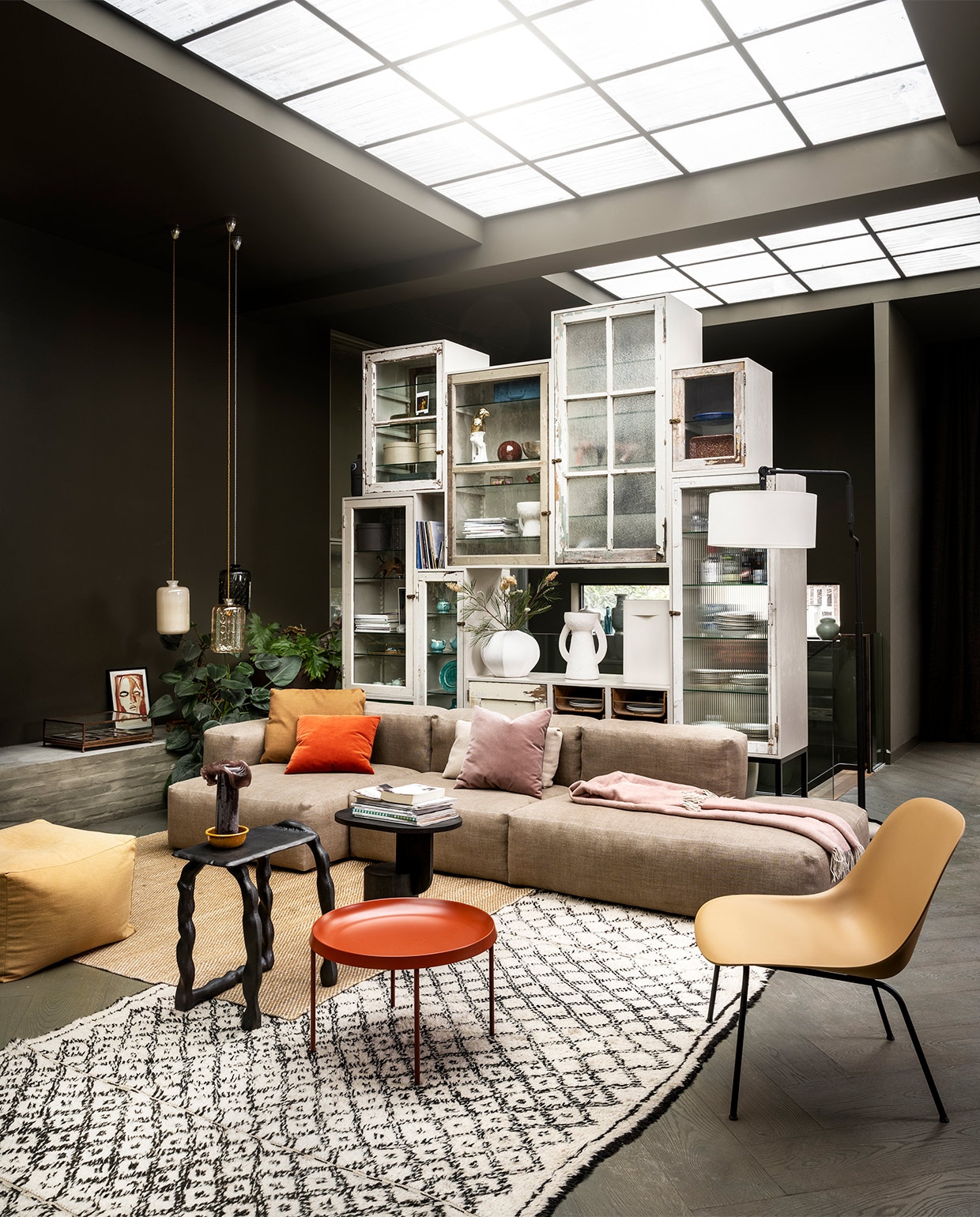 3-zitsbank met chaise longue Mags van Hay in linnen, 348×135,5×67 cm (bxdxh), okergele fauteuil Fiber Lounge Chair van Muuto, rode bijzettafel met losse tray van Hay, mosterdgele poef van Hay, gele kelim van Hay, 170×240 cm, lamp Swivel Floor van Functionals, kussens (eijerkamp.nl). Houten bijzettafel met rond blad Insert van Ferm Living, gele emaillen onderzetter bij kaars van Hay, gerecycled wollen plaid Double Faced van Malagoon (vtwonen.nl). Stalen bijzettafel van Ferm Living (misterdesign.nl). Berberkleed (rozenkelim.nl). Kast van Piet Hein Eek, prijs op aanvraag (pietheineek.nl). Kunstwerk Red portrait van LouLou Avenue (papercollective.com). In de kast: dozen, set van 3 (ikea.nl), keramieken object Papegaai van Pols Potten, rode vaas van Serax, gouden schaal van Urban Nature Culture, blauwe kunststof koffer van Hachiman, bruine gespikkelde emaillen schaal van Hay, blauwe emaillen schaal van Hay (vtwonen.nl), in open deel v.l.n.r. vaas van Urban Nature Culture, papier-maché vaas van Serax, vaas van Muuto (eijerkamp.nl). Soortgelijke muurverf Full Stone, prijs op aanvraag (flexa.nl). Overig privébezit. vtwonen 04-2021 | styling Marianne Luning | fotografie Stan Koolen | assistentie Sasha Landsman en Laura Zuidema