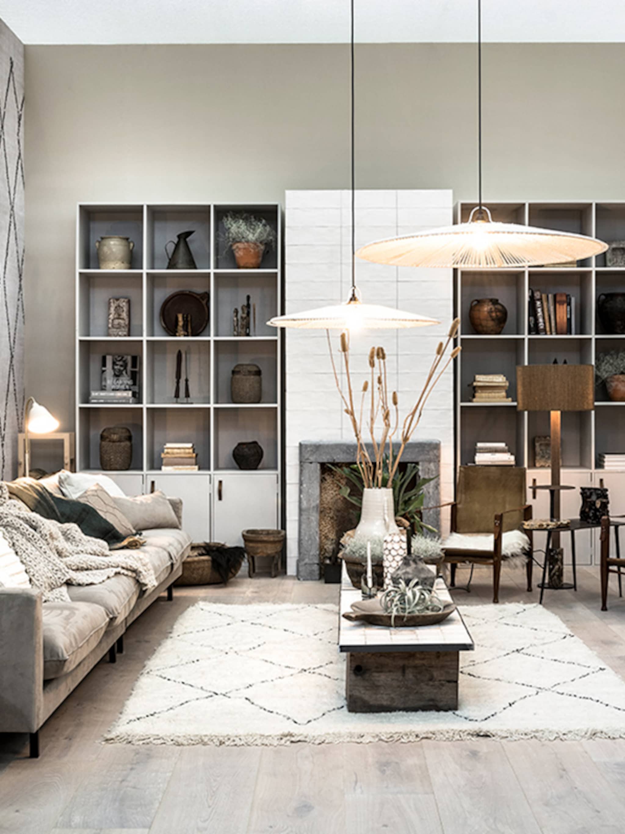 praktisch en prachtig dit is waarom een hoge kast in de woonkamer een must is