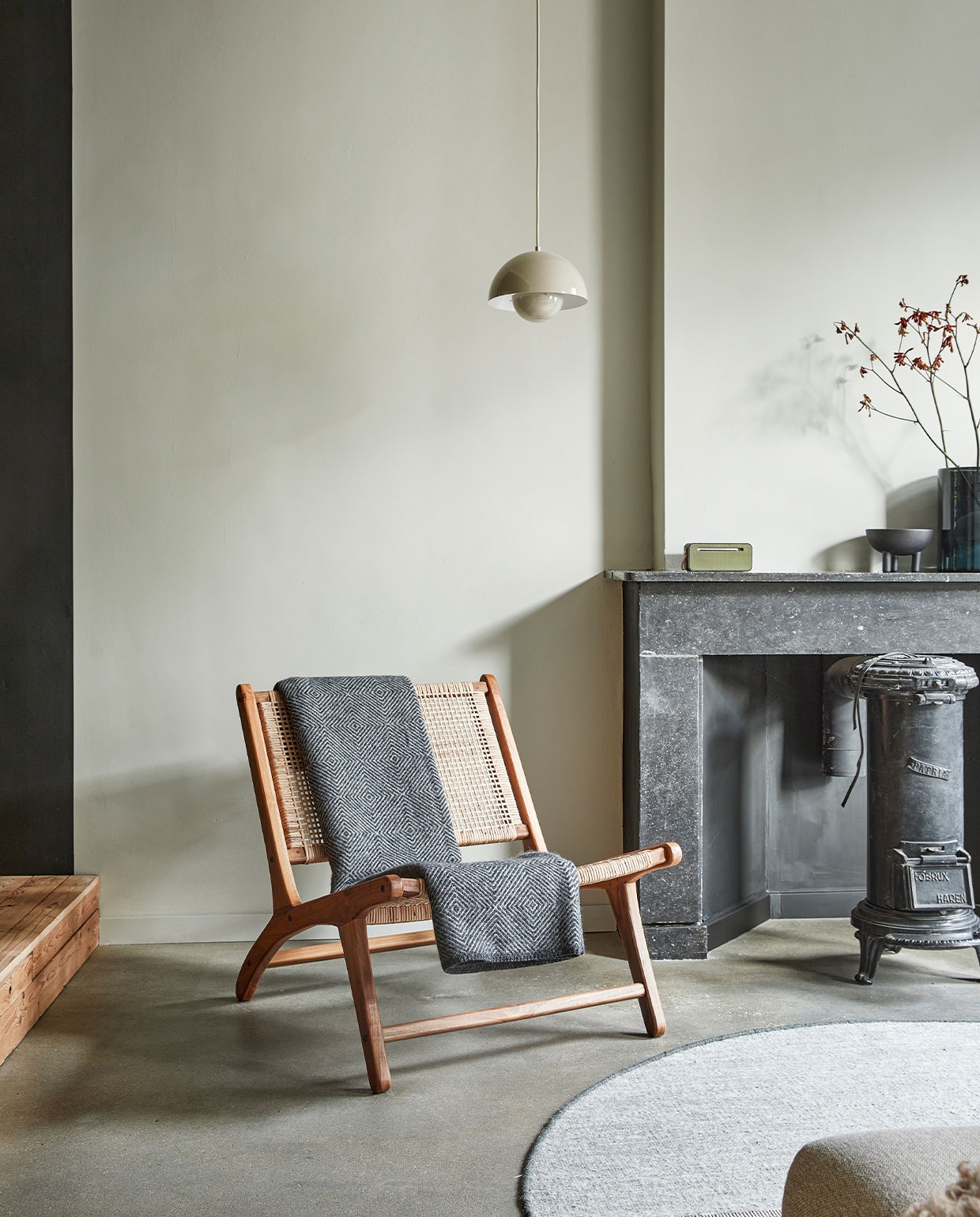 Verfkleur Pavilion Gray van Farrow &amp; Ball. Stoel CHR01 Zara Home. Hanglamp Flowerpot VP1 Verner Panton via &amp;Tradition. Speaker aMove Kreafunk. Schaaltje Duck Bowl 101 Copenhagen. De kachel vond Mees in haar vaders garage. Overig onbekend. vtwonen  binnenkijken special 03-2022 | productie &amp; styling José Martens | fotografie Peggy Janssen