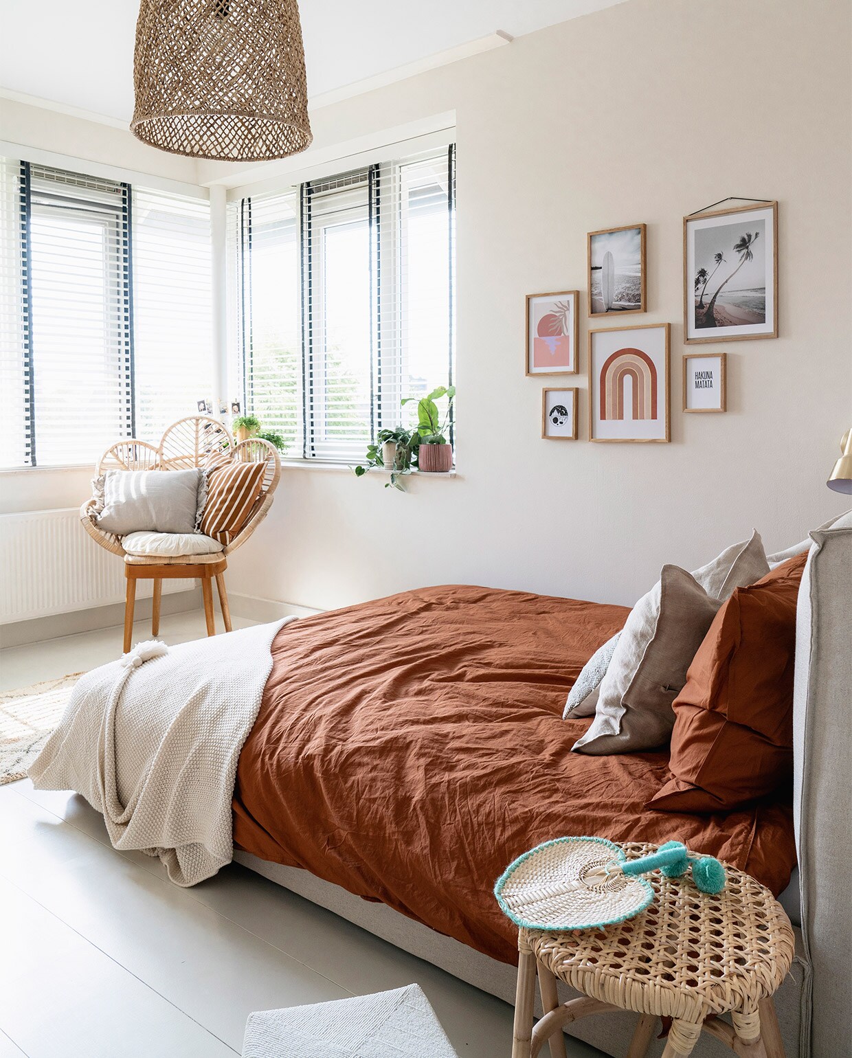 Bed Maisons du Monde, dekbedovertrek Hema. Stoel vintage vondst. Webbing kruk Loods 5. Posters Posterstore. Hanglamp Loft. Plaid Hema. Overig herkomst onbekend. vtwonen 08-2021 | fotografie Muk van Lil | tekst Laura Zuidema