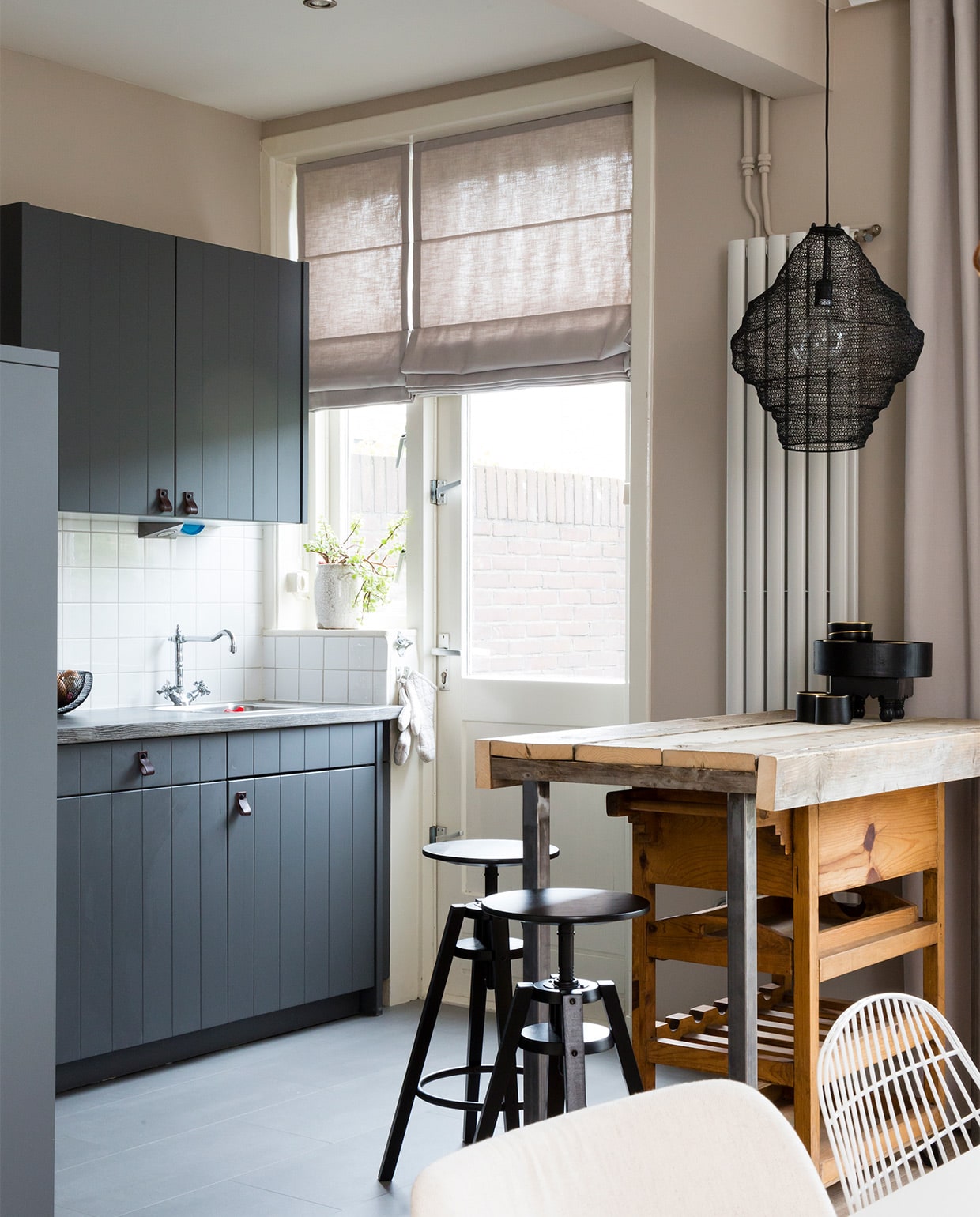 Op de vloer: PVC Black Jack Oak, prijs op aanvraag (Woninginrichting aan Huis). Krukken per stuk € 39,95 (Ikea). Hanglamp Vola € 69,- (By Boo). Leren greepjes op de keukenkastdeurtjes per 2 € 14,95 (Bodilson). Radiator onbekend, vergelijkbaar is beschikbaar, Haceka van Gamma. JA | vtwonen weer verliefd op je huis | seizoen 9, aflevering 4 | styling Fietje Bruijn | fotografie Barbara Kieboom