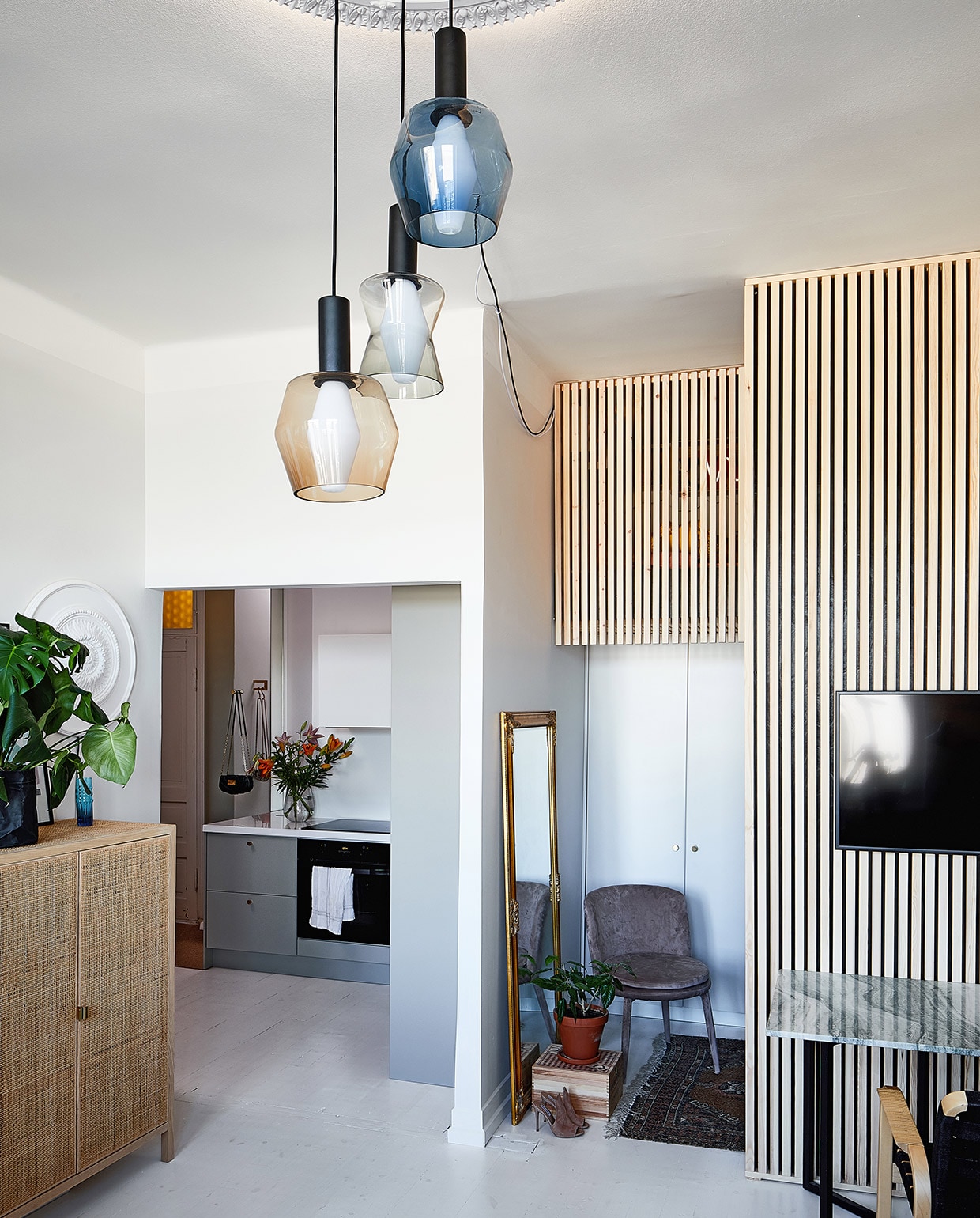 Geadopteerde plant, schaal It Flinkeboskje, hanglampen Egg of Columbus van Seletti, tafel Habitat, vloerlamp Muller Van Severen voor Valerie Objects. Overig onbekend. vtwonen special tiny houses | productie Living Inside | fotografie Krista Keltanen