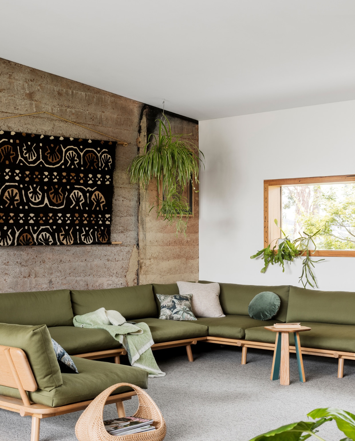 Vloerbedekking Cavalier Bremworth. Bijzettafel en bank Nicholls Design, olijfgroene bekleding Sustainable Living Fabrics. Plaid St Albans. Kussens Louise Jones Interiors. Afrikaans wandkunstwerk gekregen. Mand Freedom. NEE | vtwonen binnenkijken special 2022 3 | productie Living Inside | fotografie Martina Gemmola | styling &amp; tekst Ruth Welsby |\ntekstbewerking Cathelijne van Wingerden