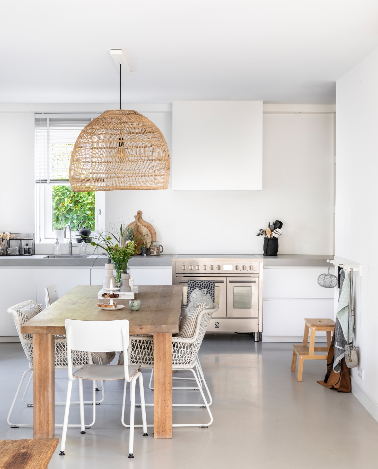 Lamp HKliving, keuken Asto Keukens, kraan Quooker, fornuis Steel, aanrechtrek Kwantum, theepot Bredemeijer, pot glas met riet Loods 5, lepelpot Cooperz Wonen, tafel De Troubadour, witte stoel vooraan Zuiver, andere stoelen en kussens Ikea, etagère bol.com, kopje van Bomont in Renesse, grijze kandelaars Meester Design Store, plank Jet at Home, trap/kruk Ikea, handdoeken Loods 5 en Hema, tas uit Frankrijk. Overig onbekend. NEE | vtwonen 08 2022 | productie COCOFEATURES |  fotografie DENISE ZWIJNEN | tekst CHRIS MUYRES