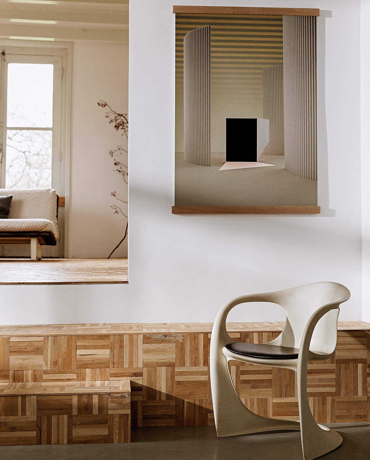 Bank Kho Liang Ie. Kussen , The Souks. Foto femkereijermanart.nl. Stoel Casala. vtwonen 03-2021 | Styling Ilona Jongepier | Fotografie Dana van Leeuwen | Tekst Sara Madou\n\nvtwonen 03-2021 | bijzondere stoel met trap