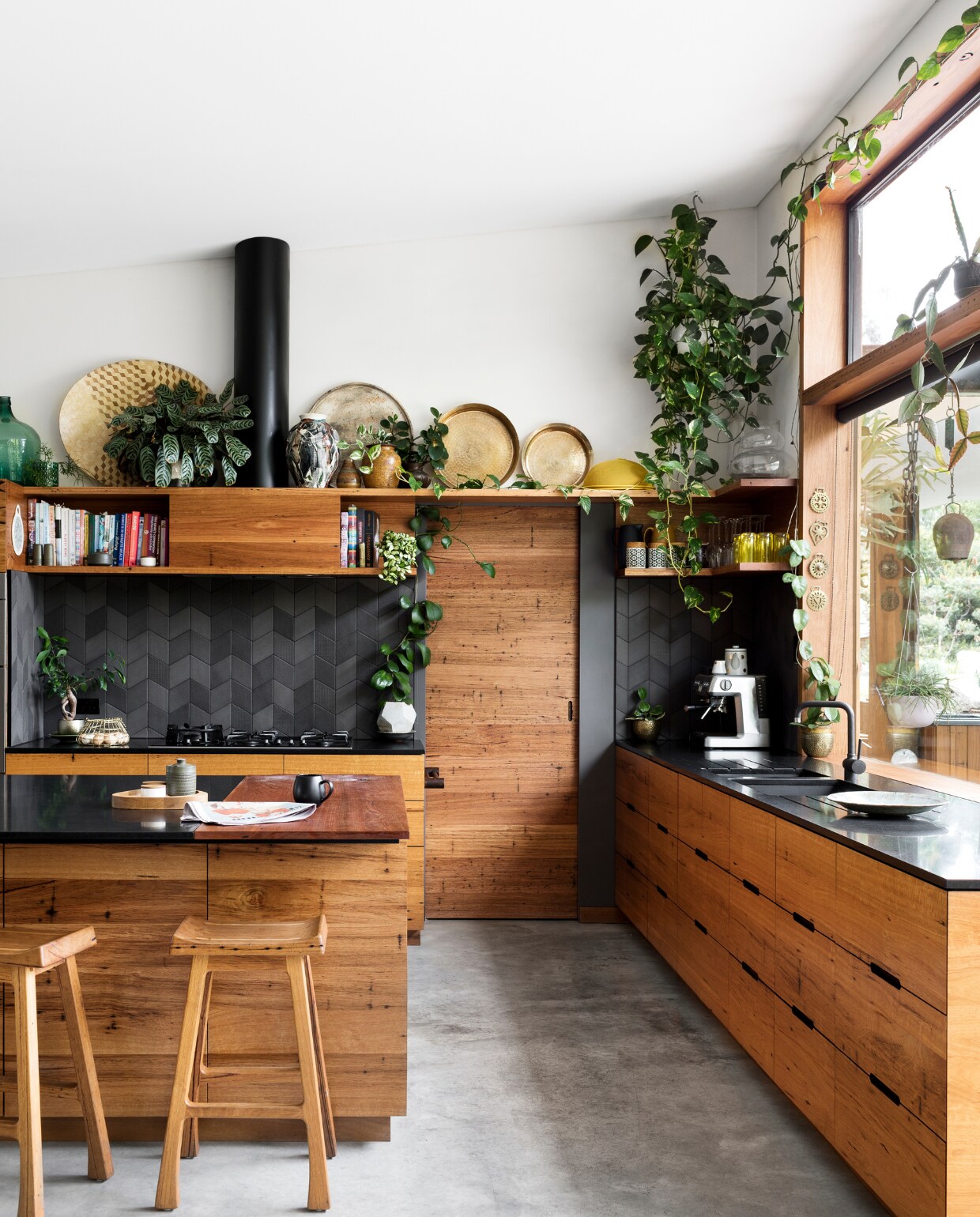 Keuken van gerecycled hardhout (Australische eik), gemaakt door Brad. Granieten werkblad. Wandtegels Academy Tiles. Oven en kookplaat Neff. Gele glazen Freedom. Overig onbekend. NEE | vtwonen binnenkijken special 2022 3 | productie Living Inside | fotografie Martina Gemmola | styling &amp; tekst Ruth Welsby |\ntekstbewerking Cathelijne van Wingerden