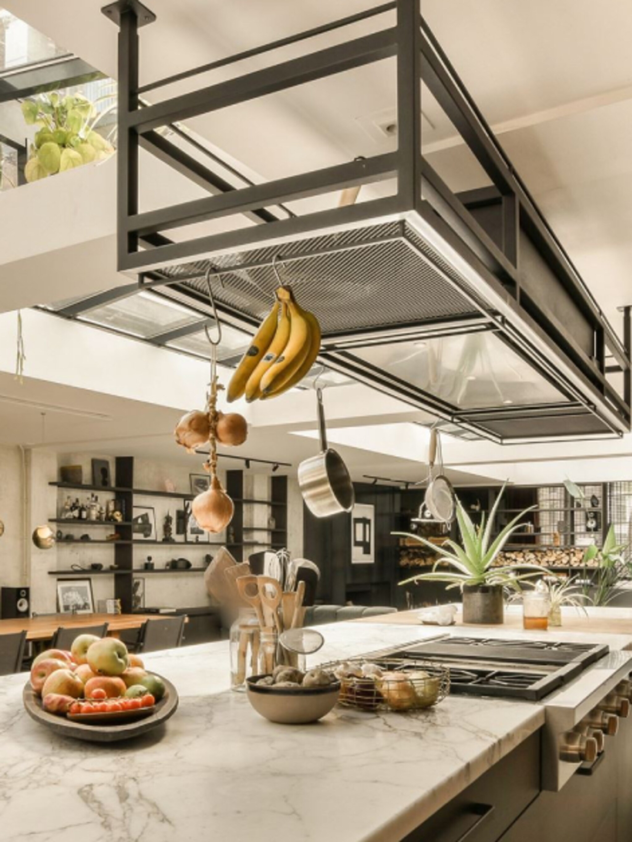 wonen in een industrieel pand vol dakramen in hartje amsterdam