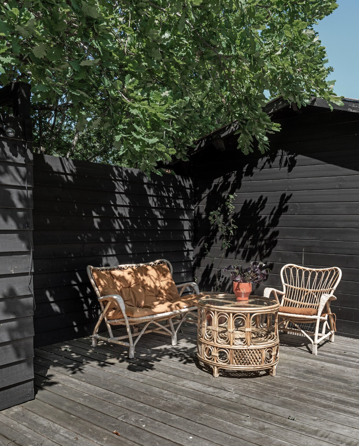 Rotan bank, fauteuil en salontafel rommelmarkt. Kussens Madam Stoltz. Plantenpot Skagerak. vtwonen Binnenkijker 2022-171 | Productie Living Inside | Fotografie Peter Kragballe | Tekst Sara Dal Zotto | Tekstbewerking Sunna Borghuis