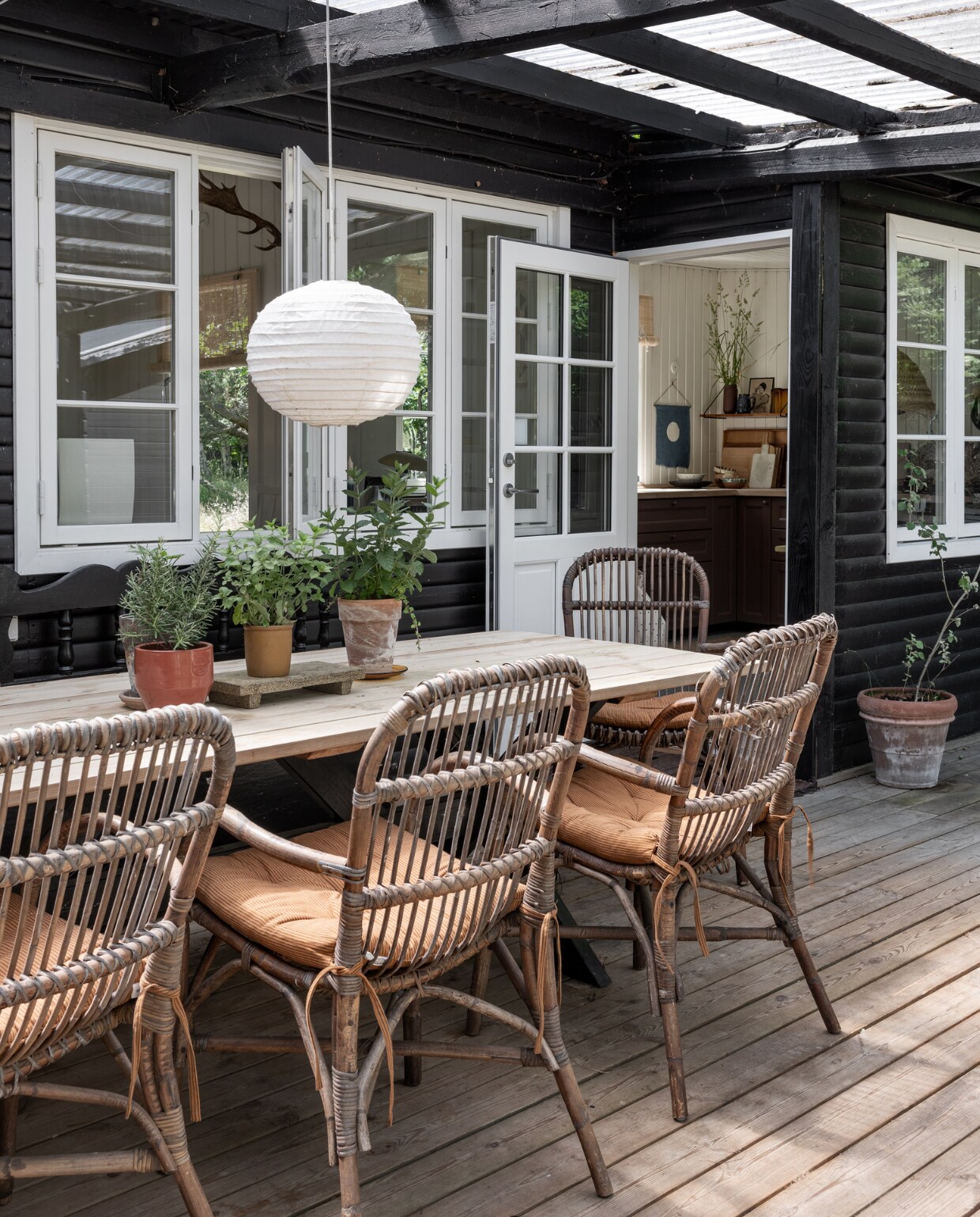 Zelfgemaakte eettafel. Stoelen rommelmarkt. Kussens Madam Stoltz. Bollamp Rabens Saloner. Plantenpotten Skagerak. vtwonen Binnenkijker 2022-171 | Productie Living Inside | Fotografie Peter Kragballe | Tekst Sara Dal Zotto | Tekstbewerking Sunna Borghuis