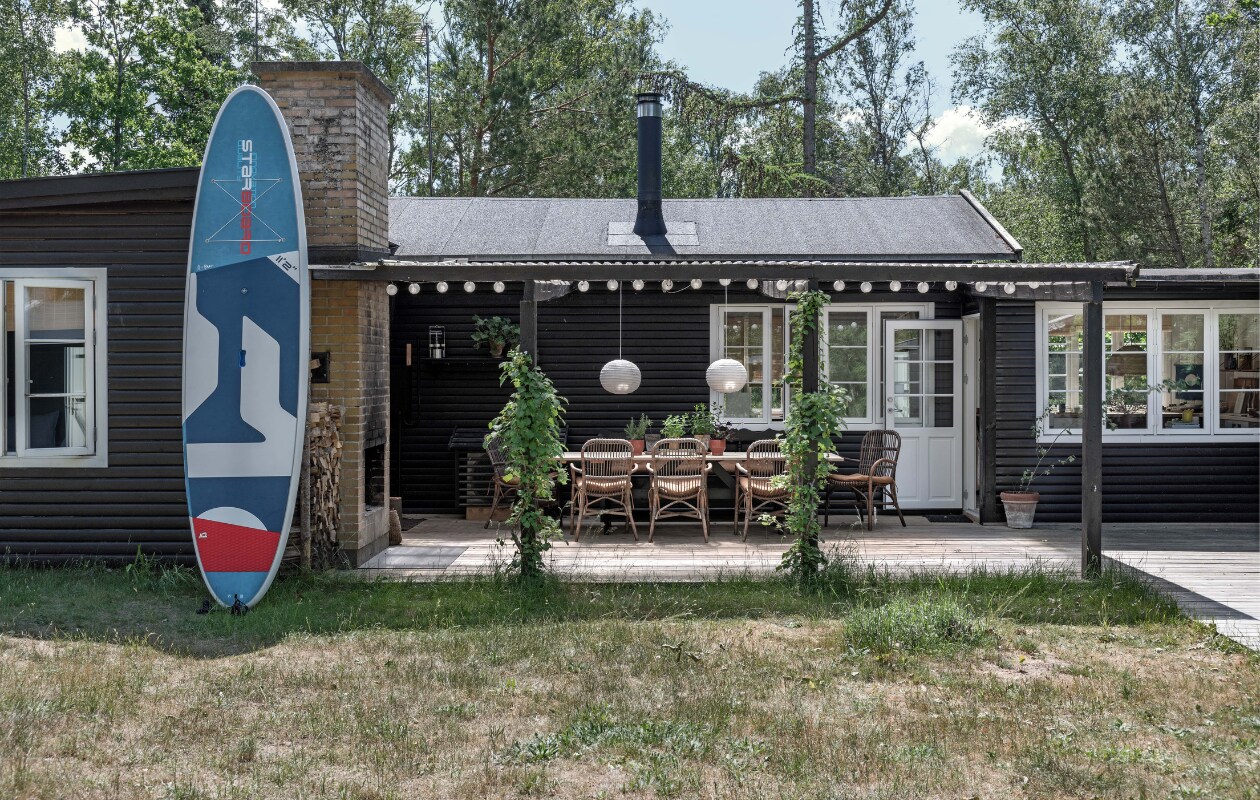 Paddle board Starboard. Rotan stoelen rommelmarkt. Bollamp Rabens Saloner. vtwonen Binnenkijker 2022-171 | Productie Living Inside | Fotografie Peter Kragballe | Tekst Sara Dal Zotto | Tekstbewerking Sunna Borghuis