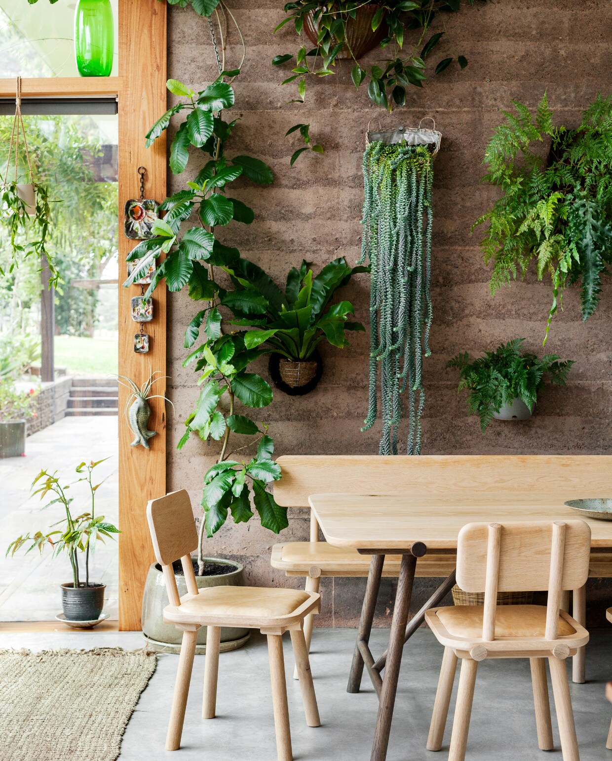 Eettafel, bank en stoelen Nicholls Design. NEE | vtwonen binnenkijken special 2022 3 | productie Living Inside | fotografie Martina Gemmola | styling &amp; tekst Ruth Welsby |\ntekstbewerking Cathelijne van Wingerden