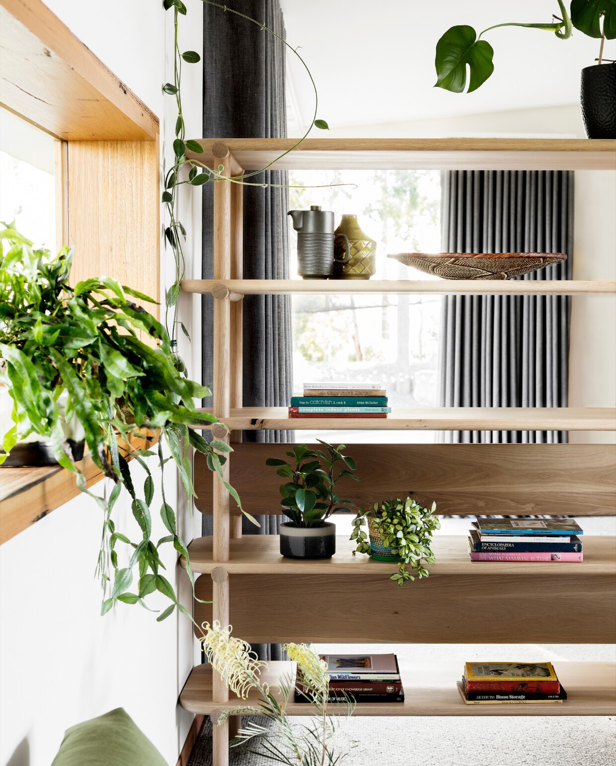 Open boekenkast en lage tafel Nicholls Design. Vaas onderin Mike Nicholls. Overig tweedehands. NEE | vtwonen binnenkijken special 2022 3 | productie Living Inside | fotografie Martina Gemmola | styling &amp; tekst Ruth Welsby |\ntekstbewerking Cathelijne van Wingerden