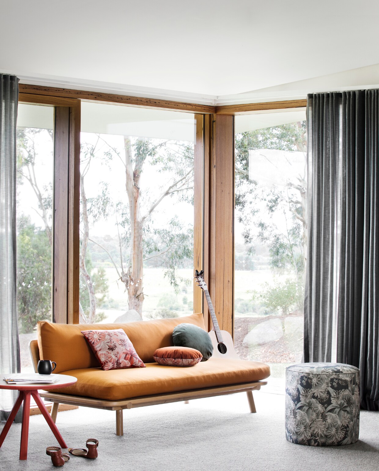 Bijzettafel en bank Nicholls Design, oranje bekleding Sustainable Living Fabrics. Poef Louise Jones Interiors NEE | vtwonen binnenkijken special 2022 3 | productie Living Inside | fotografie Martina Gemmola | styling &amp; tekst Ruth Welsby |\ntekstbewerking Cathelijne van Wingerden