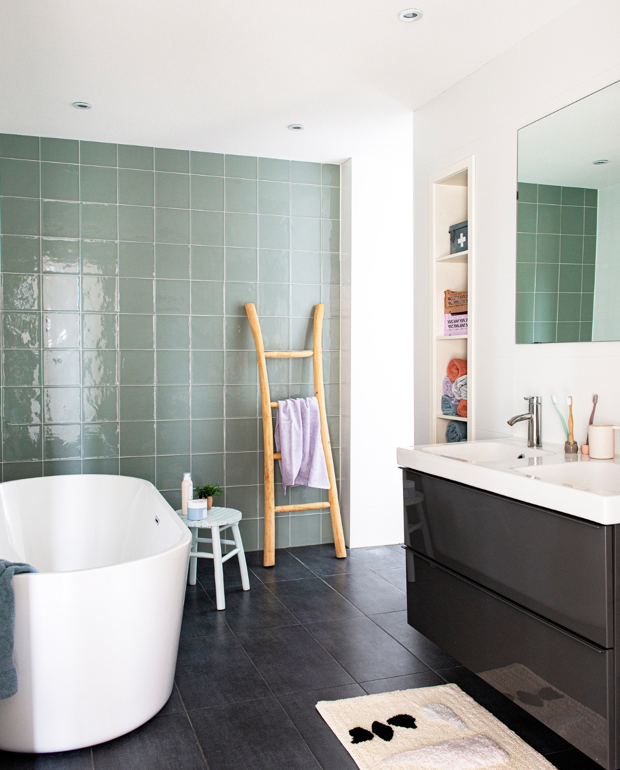 Wastafelmeubel en kranen Ikea. Groene wandtegels vtwonen, vloer- en witte wandtegels Hornbach. Lila handdoek Sissy-Boy Homeland, blauwe en roze handdoek Hema. Badmat en kratten Lagerhaus. Medicijnkist Kwantum. Overig onbekend. vtwonen 08-2022 | productie De Binnenkijkers | styling Jeske Weel | fotografie Caroline Coehorst
