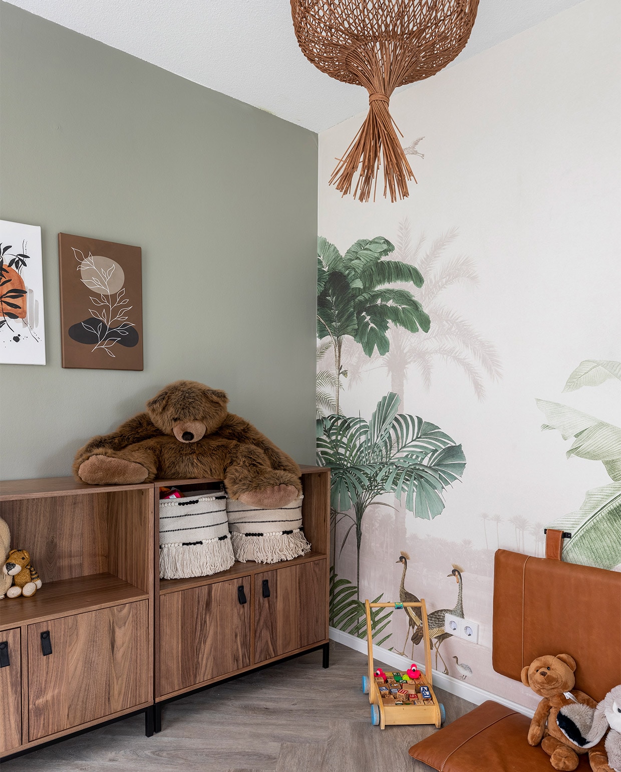 Flexa Easycare Muren muurverf Saliegroen, Flexa Creations muurverf op de nissenwand The Salon 4 (flexa.nl). Behang uit de collectie Oasis 317401 € 495,- (eijffinger.com). Hanglamp Garve € 229,95 (lucide.com). Opbergkasten, per stuk € 399,- (basiclabel.nl). Leren kussens, per stuk € 269,- (nahka.nl). Kunstwerk Minimalistisch Abstract Landschap met een plant in herfstkleuren van Tanja Udelhofen € 65,-, kunstwerk Minimalistisch Abstract Landschap in donkere herfstkleuren van Tanja Udelhofen € 65,-, kunstwerk Abstracte Botanische Aquarel Wabi-sabi Kunst van Diana van Tankeren € 65,- (werkaandemuur.nl). Overig privébezit. vtwonen weer verliefd op je huis | styling Frans Uyterlinde | fotografie Margriet Hoekstra